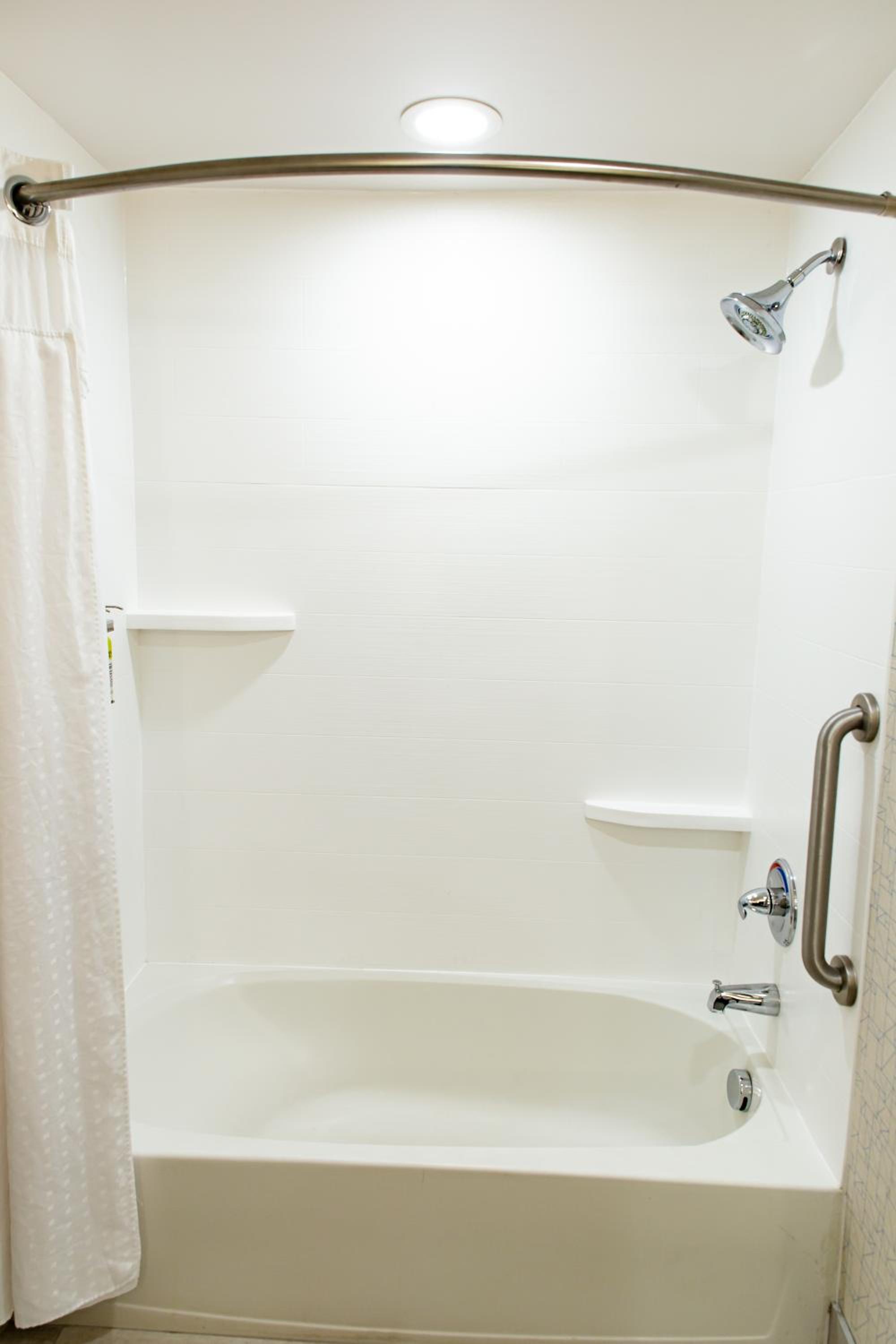 Standard Queen Room with Two Queen Beds - Photo 6