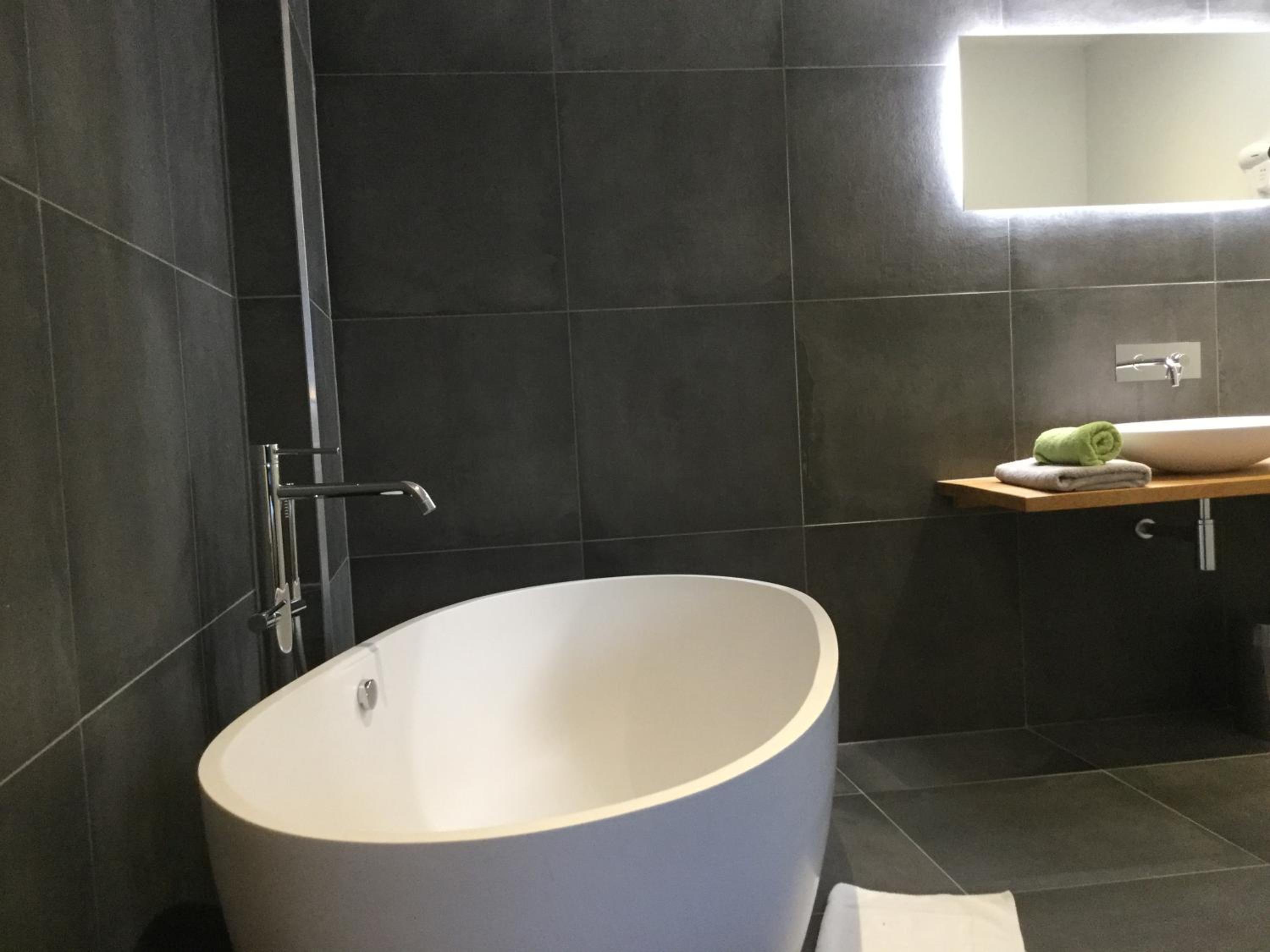 Deluxe Double Room with Bath - Photo 10