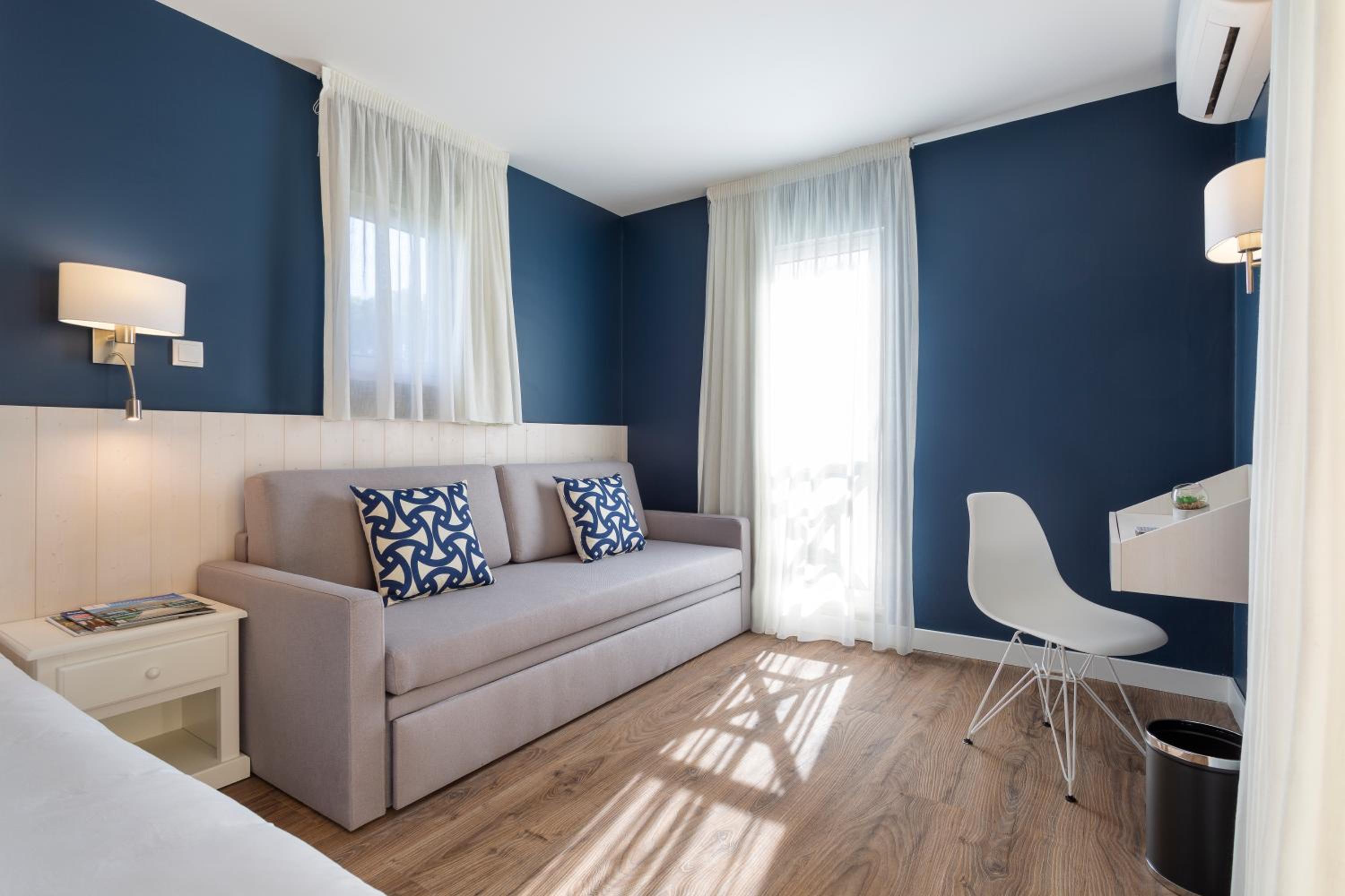 Twin Central Room (2 Adults + 1 Child up to 11 years old) photo 2