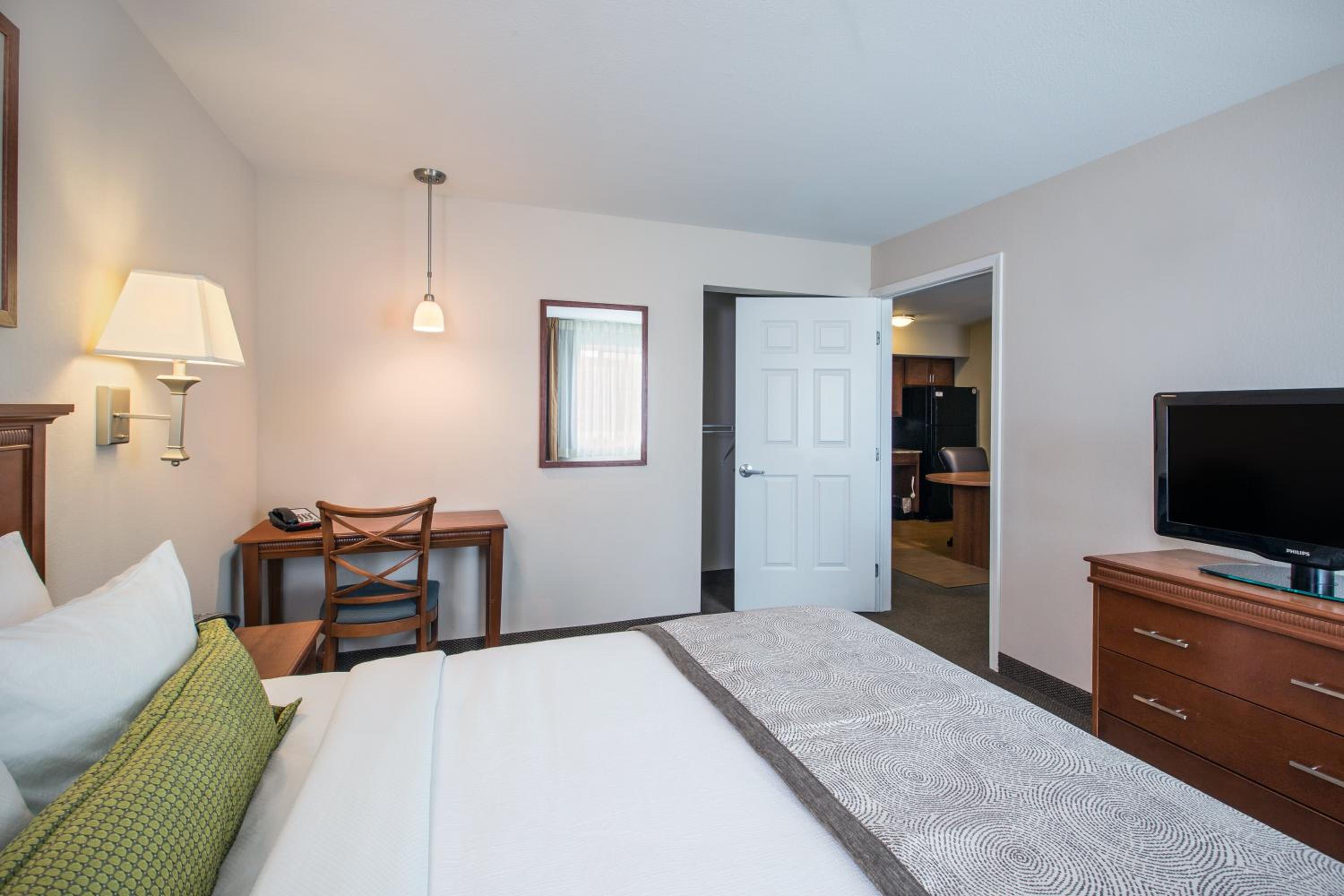 One-Bedroom King Room with Roll-In Shower - Hearing Accessible/Non-Smoking - Photo 1