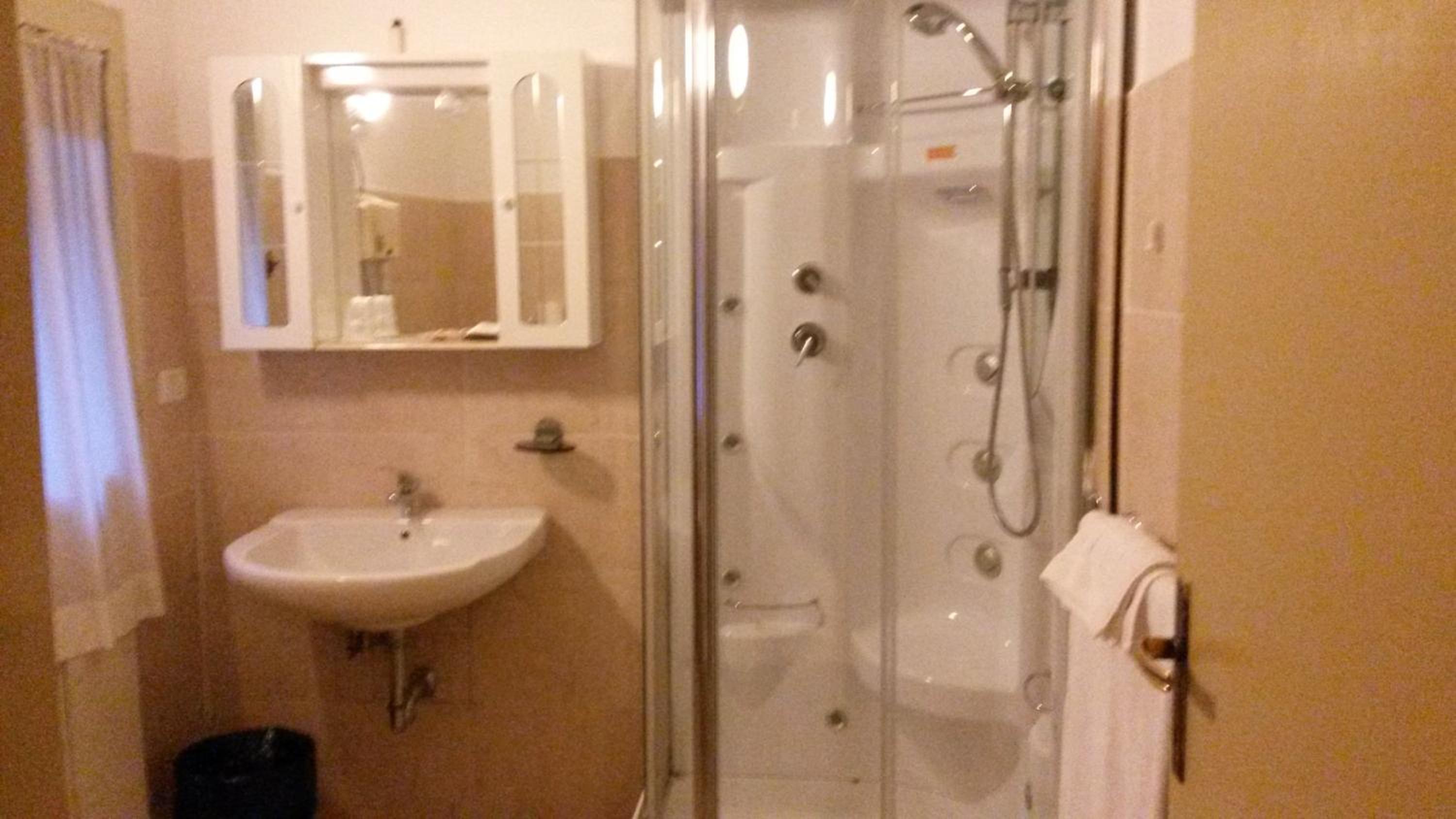 Double or Twin Room - Photo 3