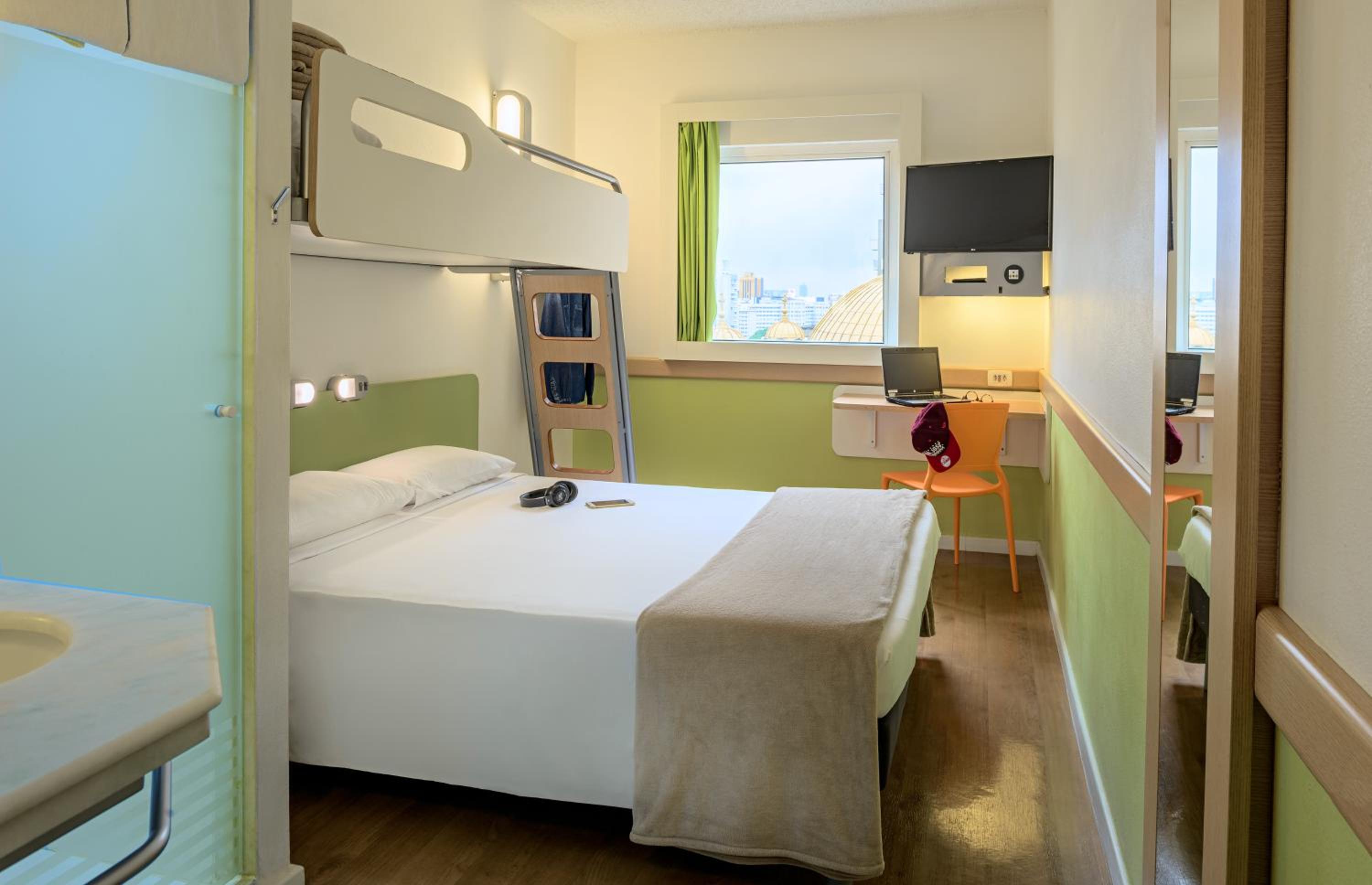 Standard Room with Double Bed + Bunkbed photo 2