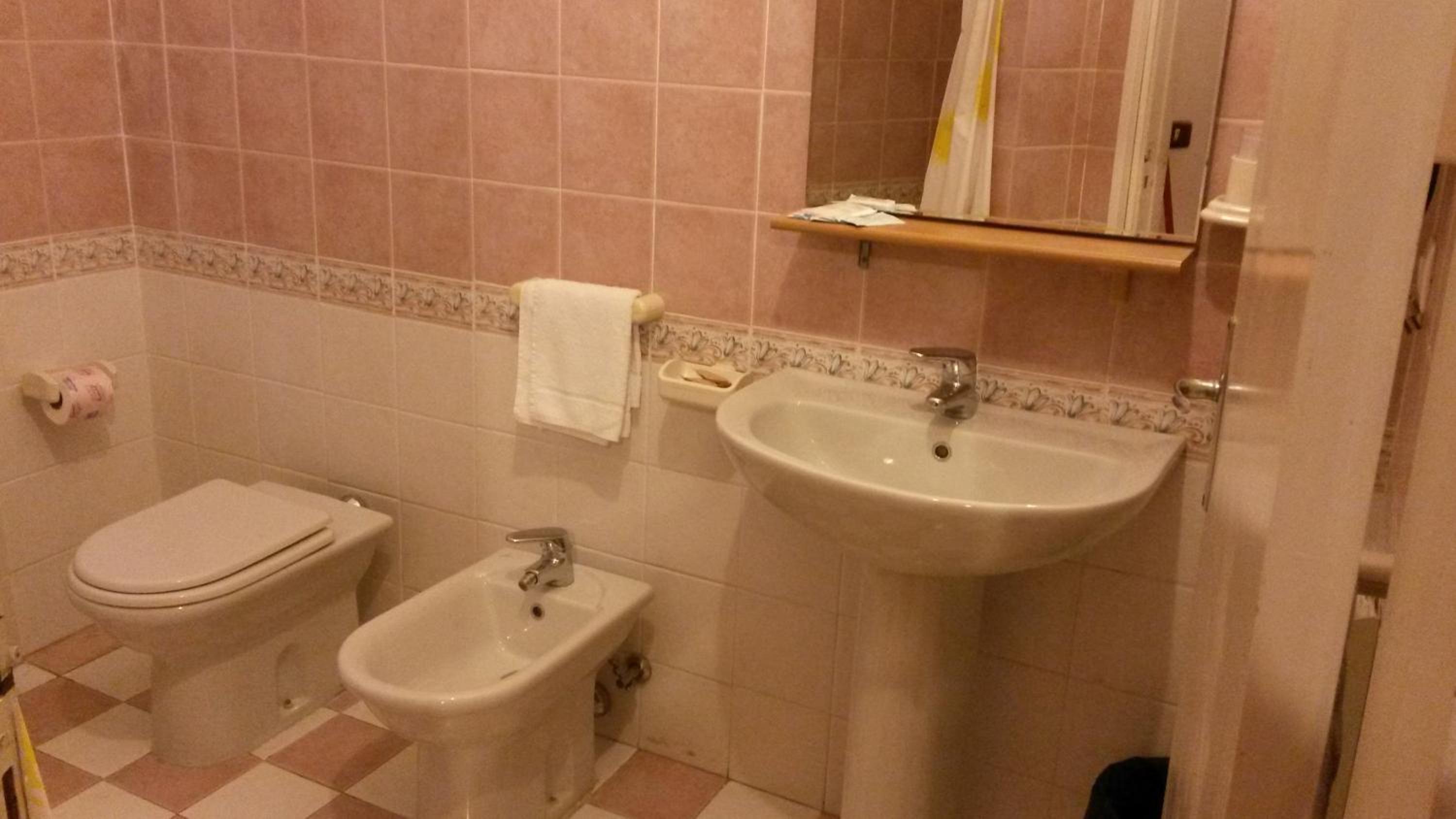 Double or Twin Room - Photo 5