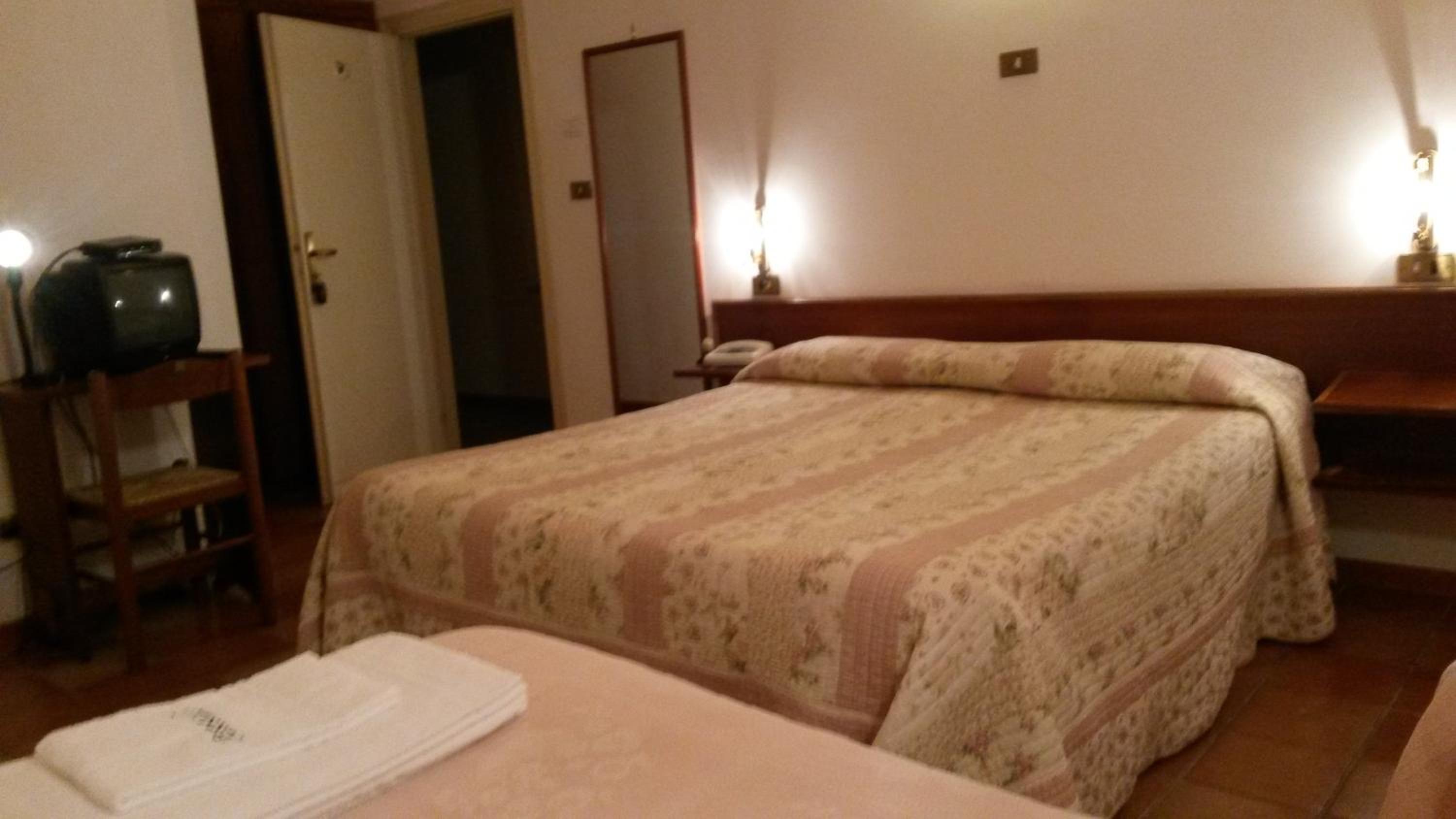 Double or Twin Room - Photo 6