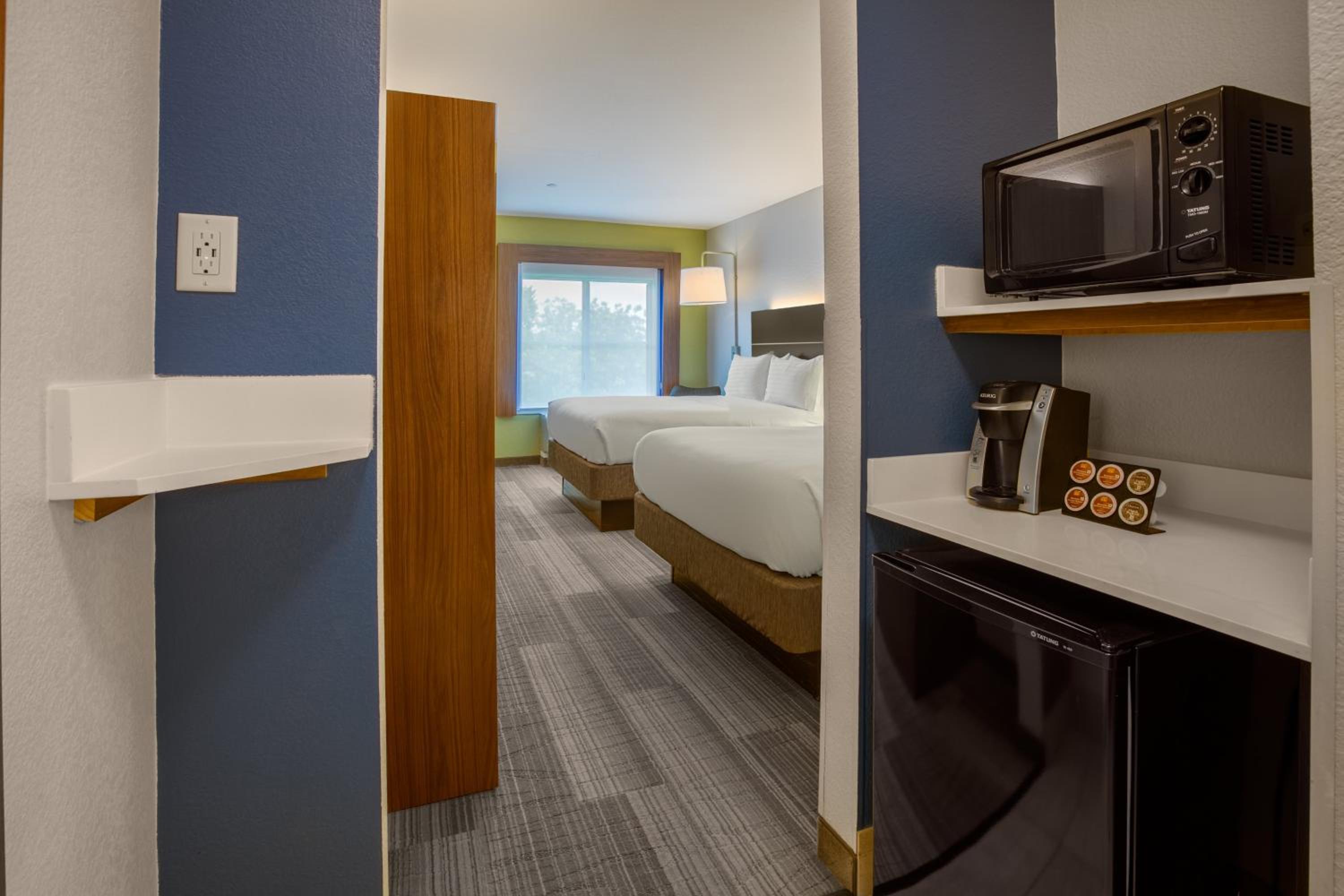Standard Queen Room with Two Queen Beds and Mobility Accessible Tub - Photo 3