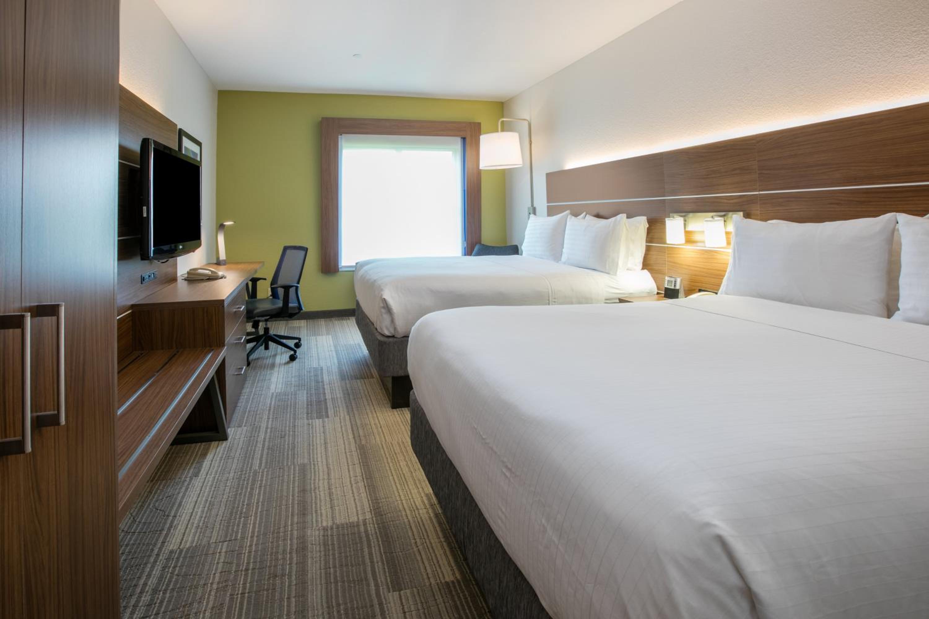 Standard Queen Room with Two Queen Beds - Photo 2