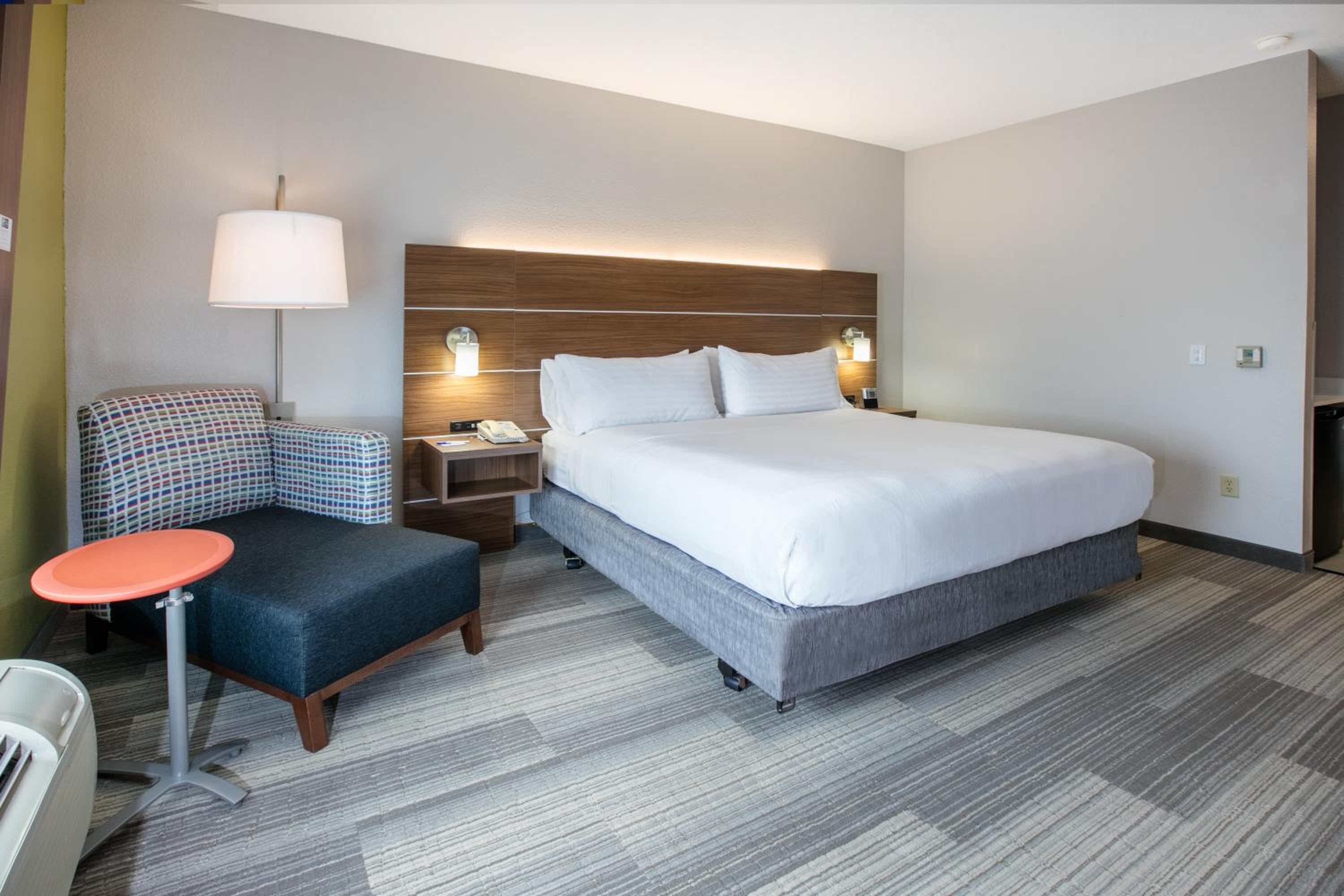 Standard King Room with Accessible Tub - Mobility Access - Photo 1