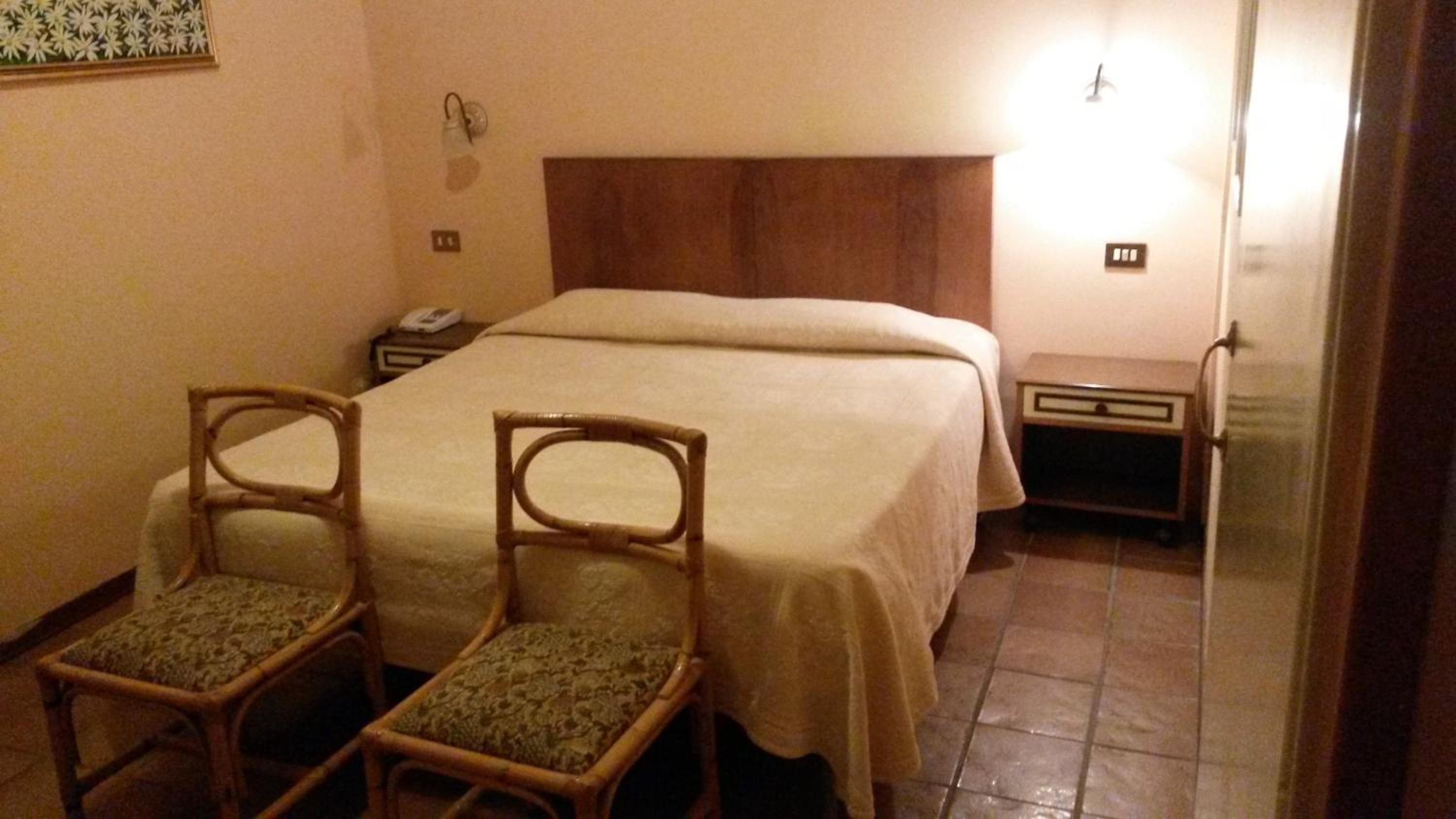 Double or Twin Room - Photo 7