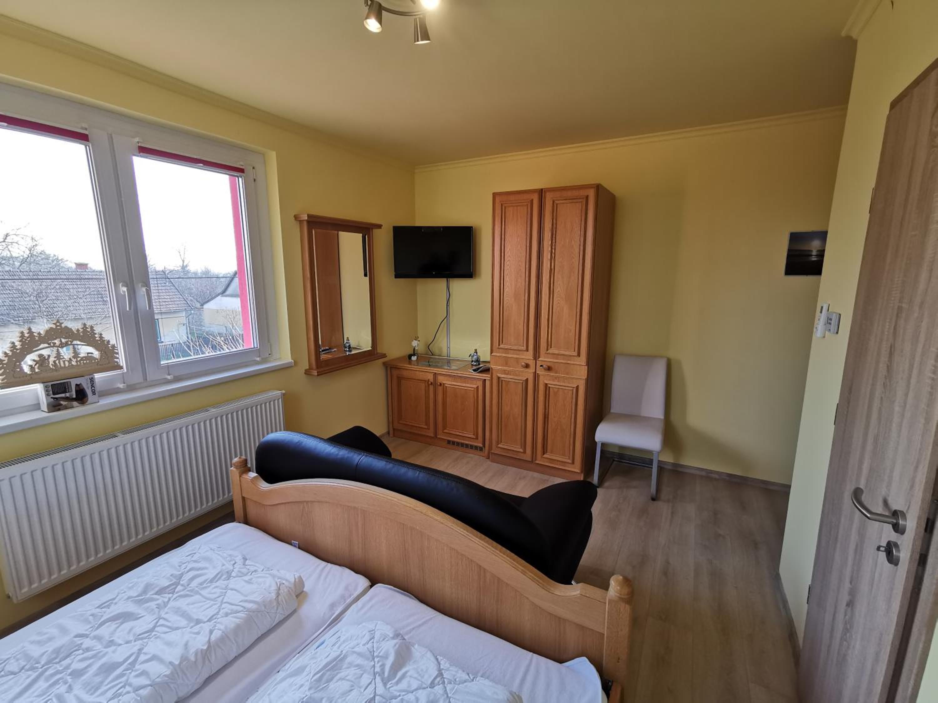 Double Room with Private Bathroom - Photo 3