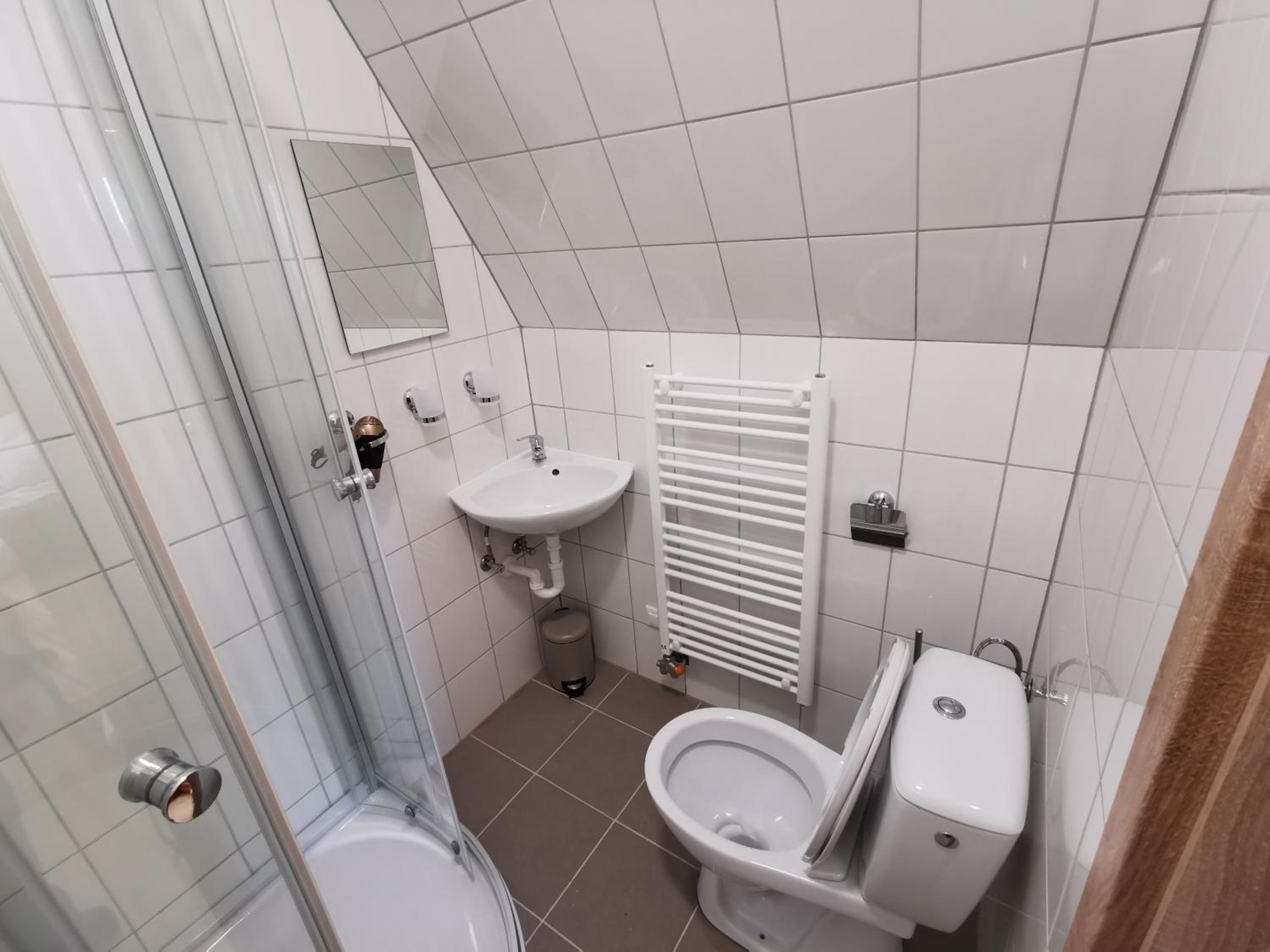 Double Room with Private Bathroom - Photo 7