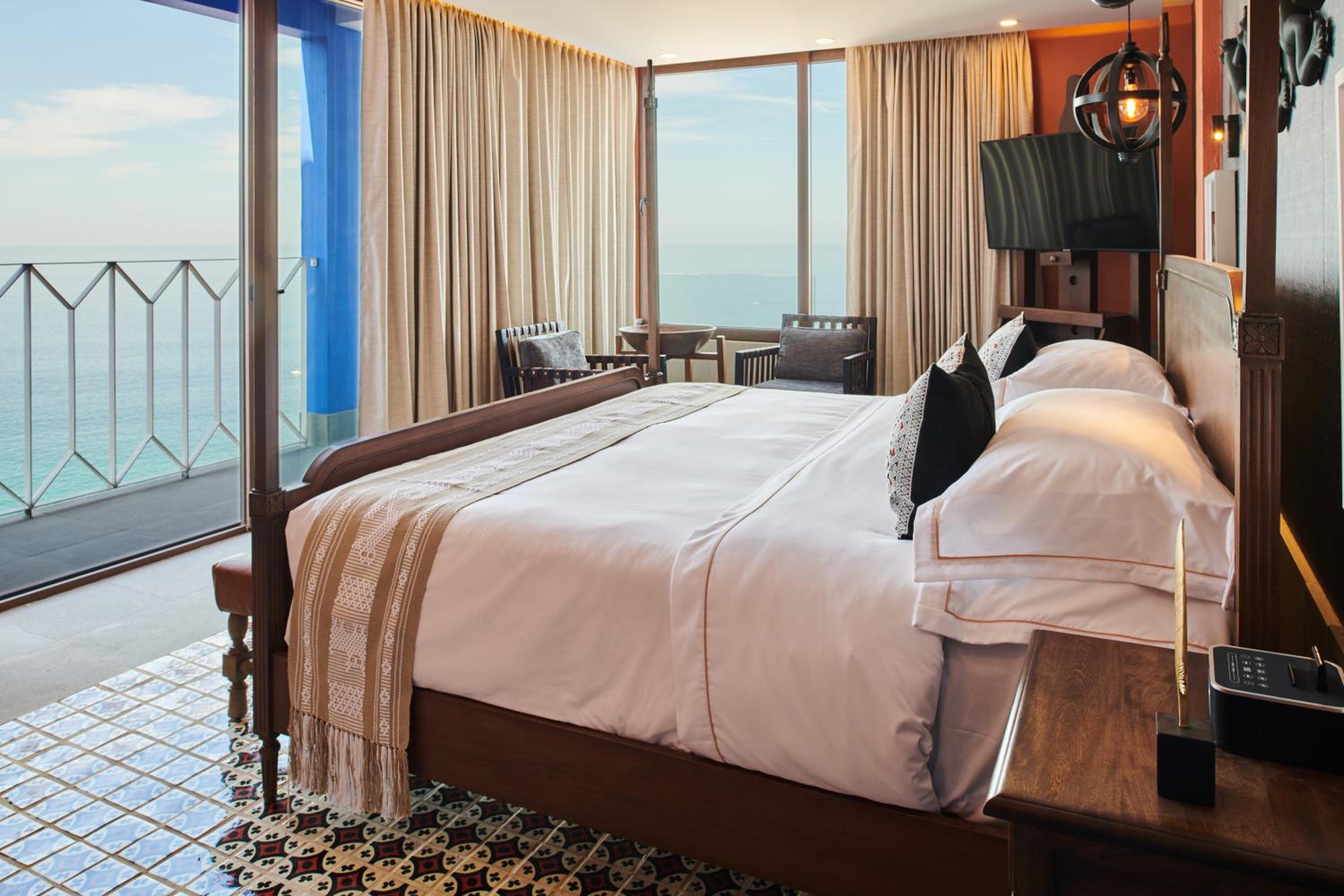 Deluxe Suite with Sea View - Photo 3