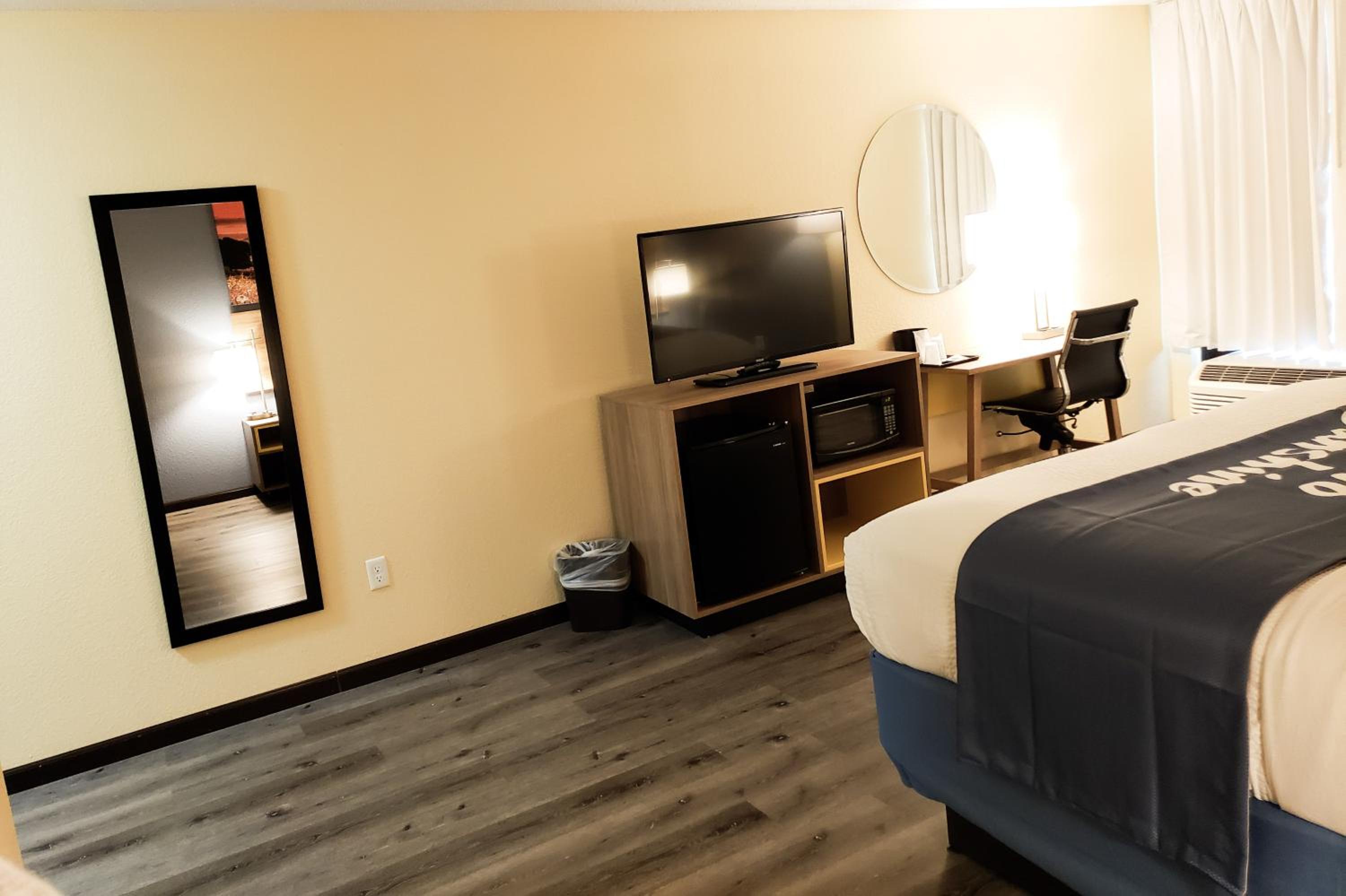 King Room - Non-Smoking - Photo 1