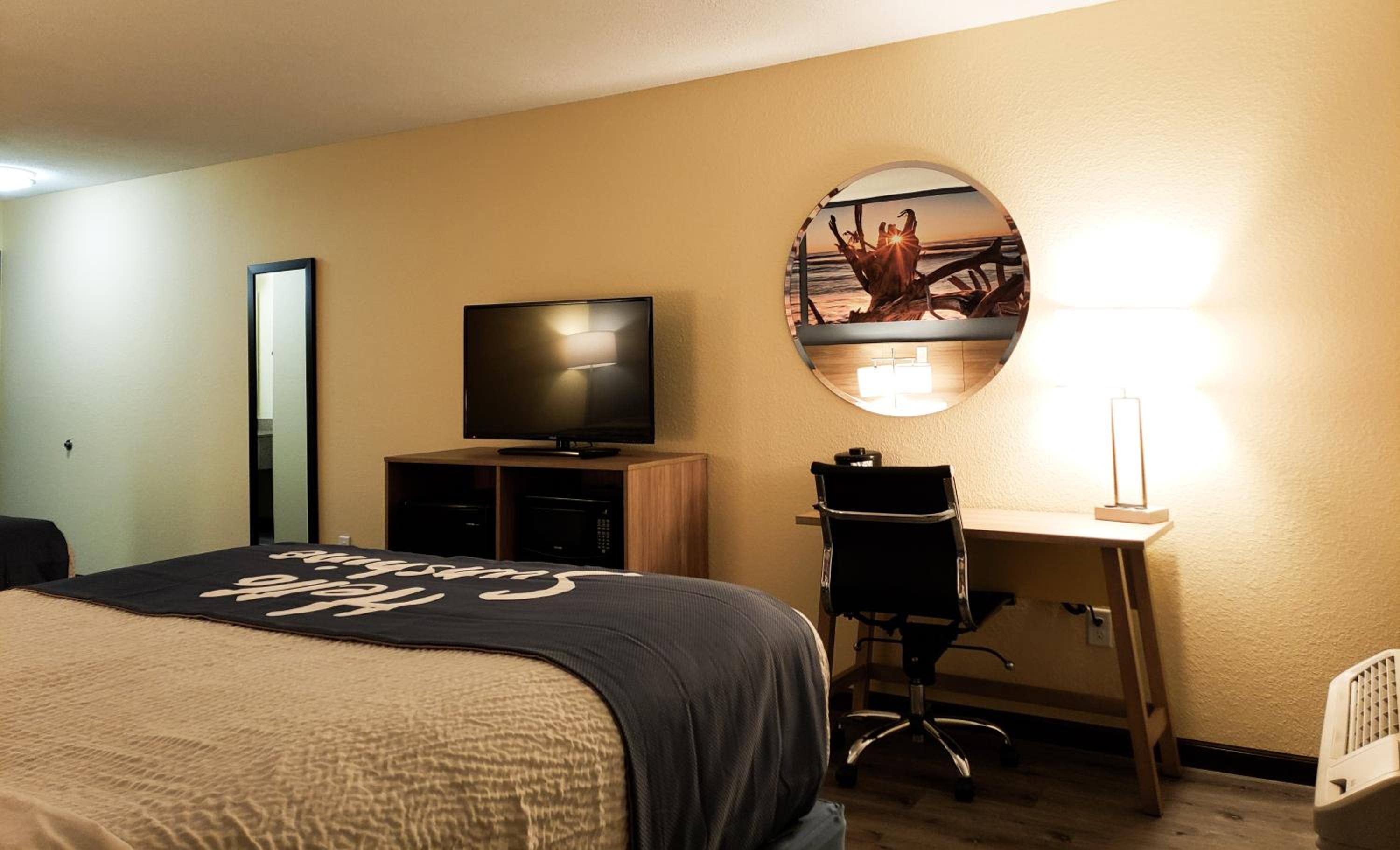Queen Room with Two Queen Beds - Non-Smoking - Photo 4