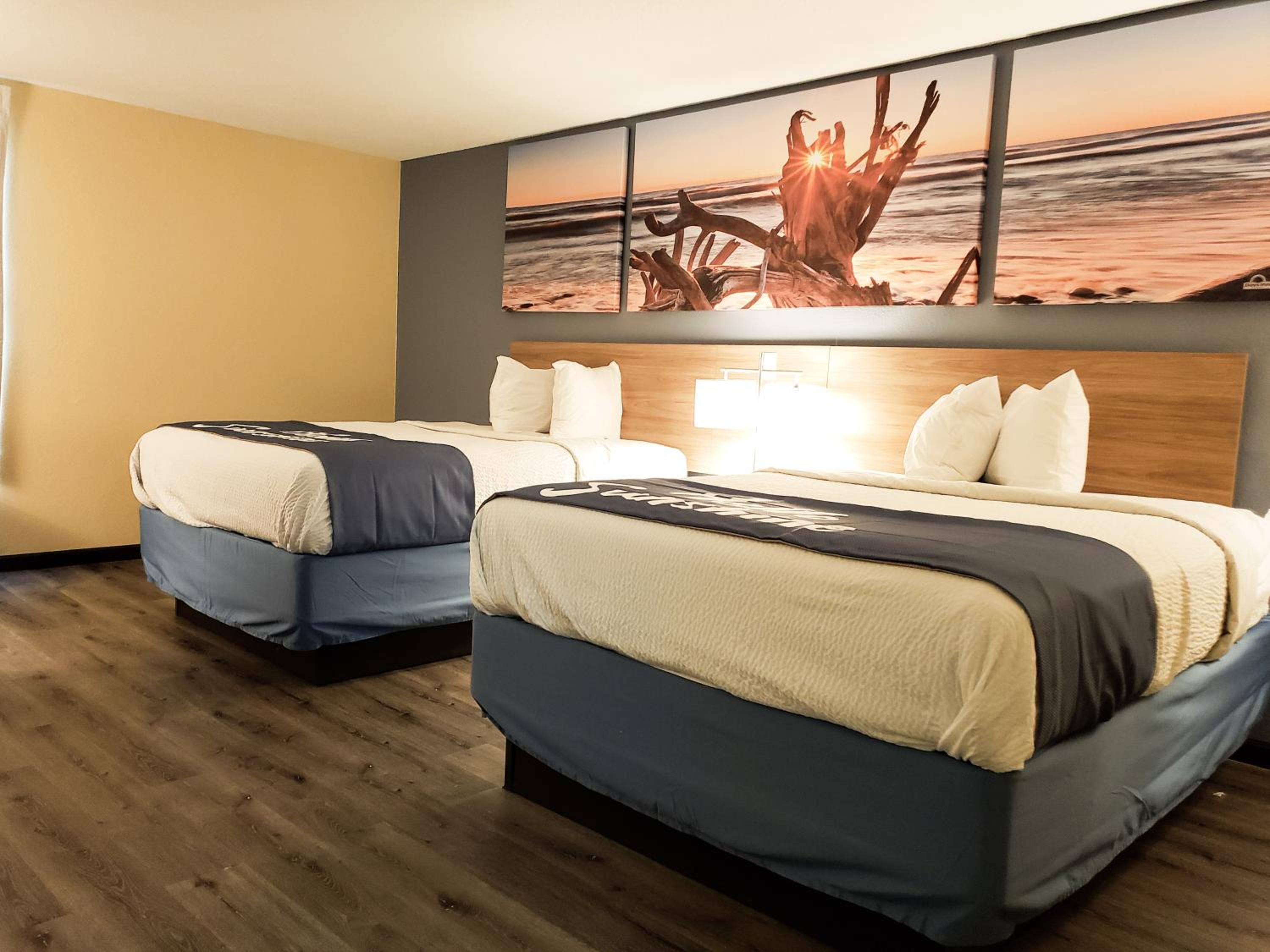 Queen Room with Two Queen Beds - Non-Smoking - Photo 2