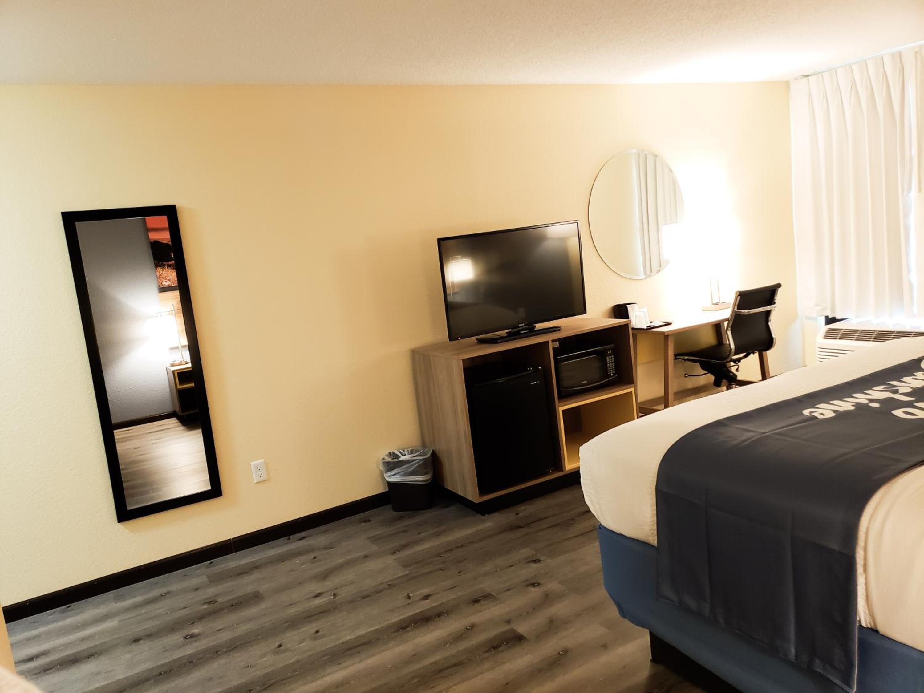 Queen Room with Two Queen Beds - Non-Smoking - Photo 8