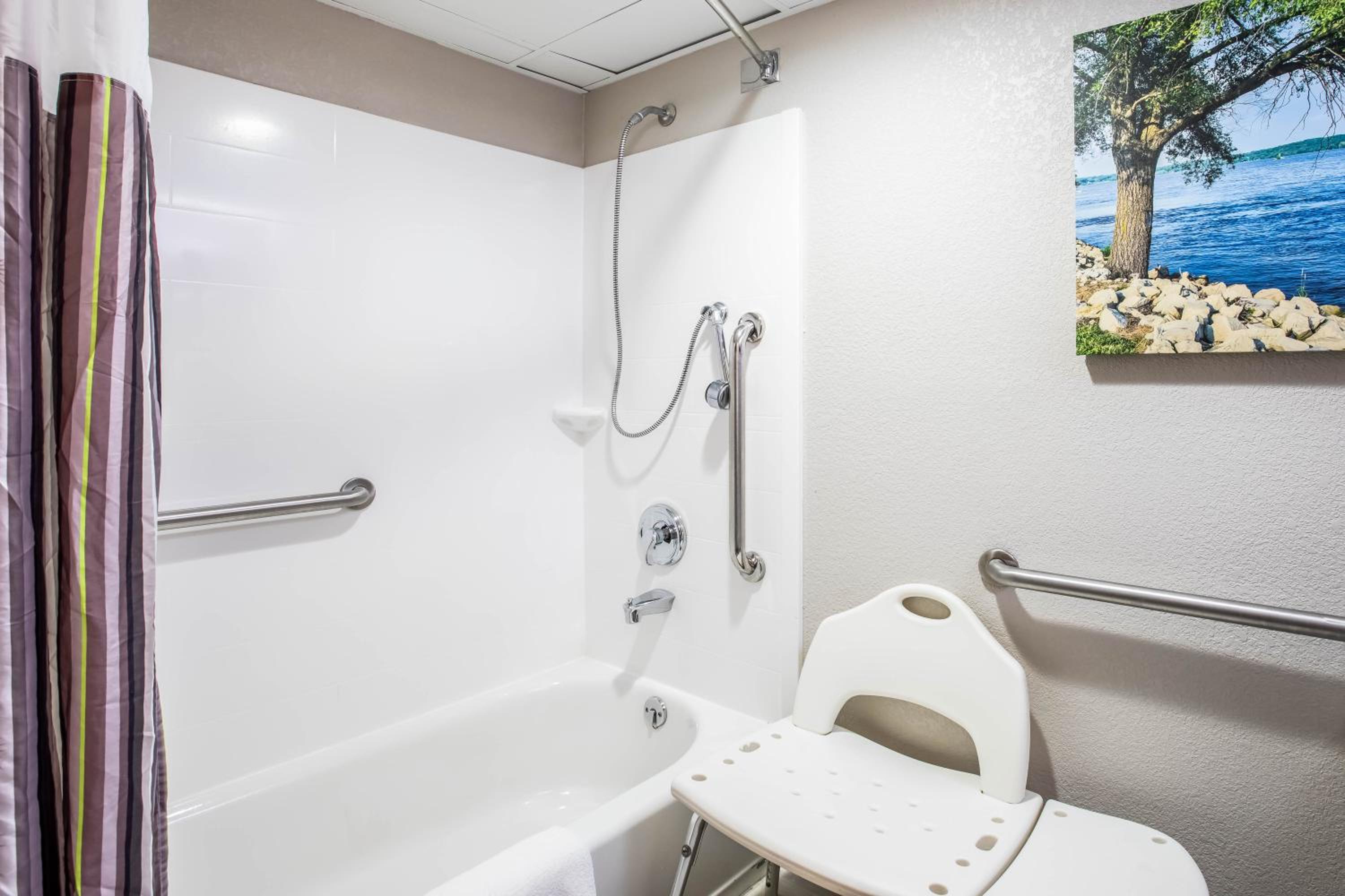 Accessible King Room - Photo 4