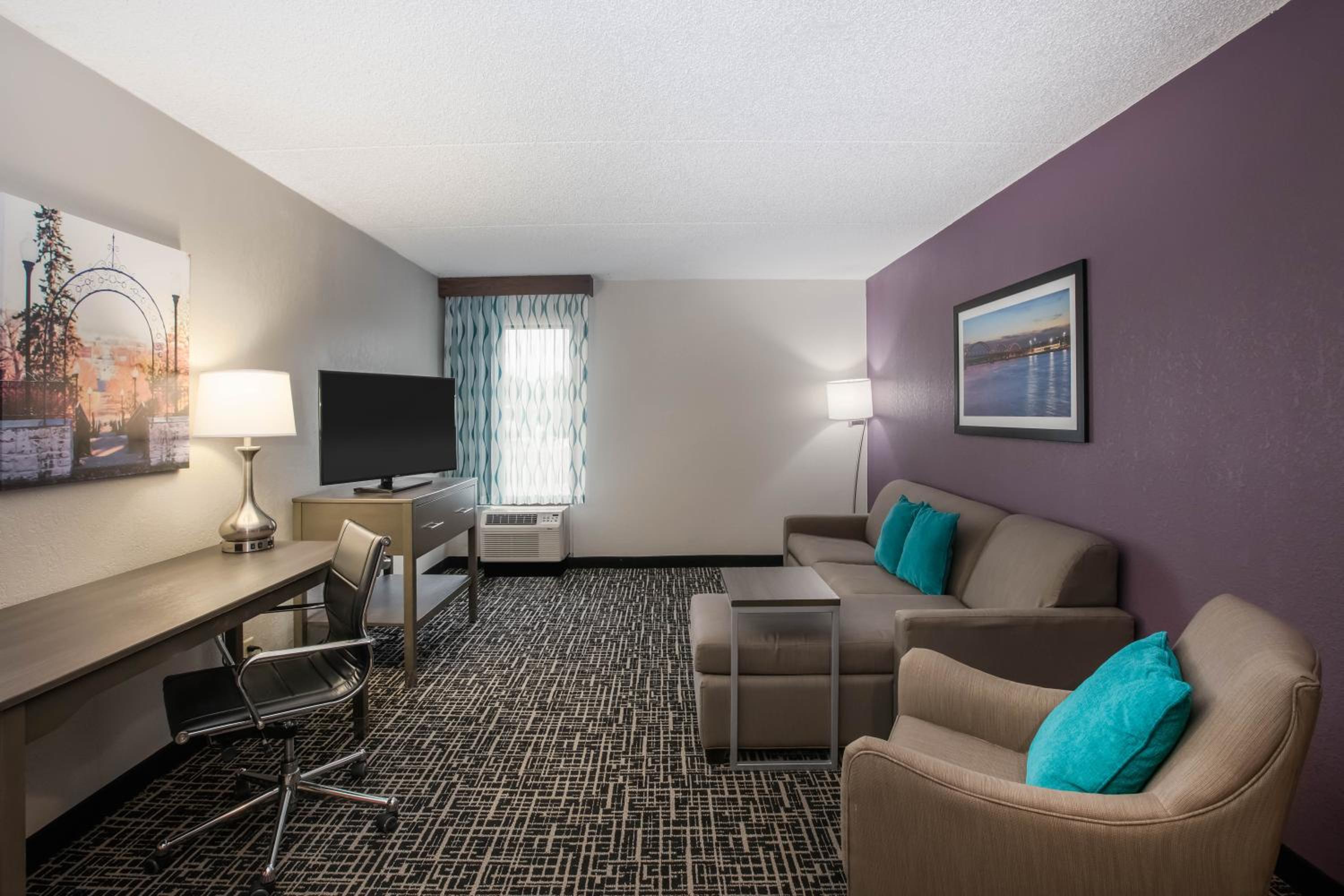 Deluxe Queen Suite - Photo 6