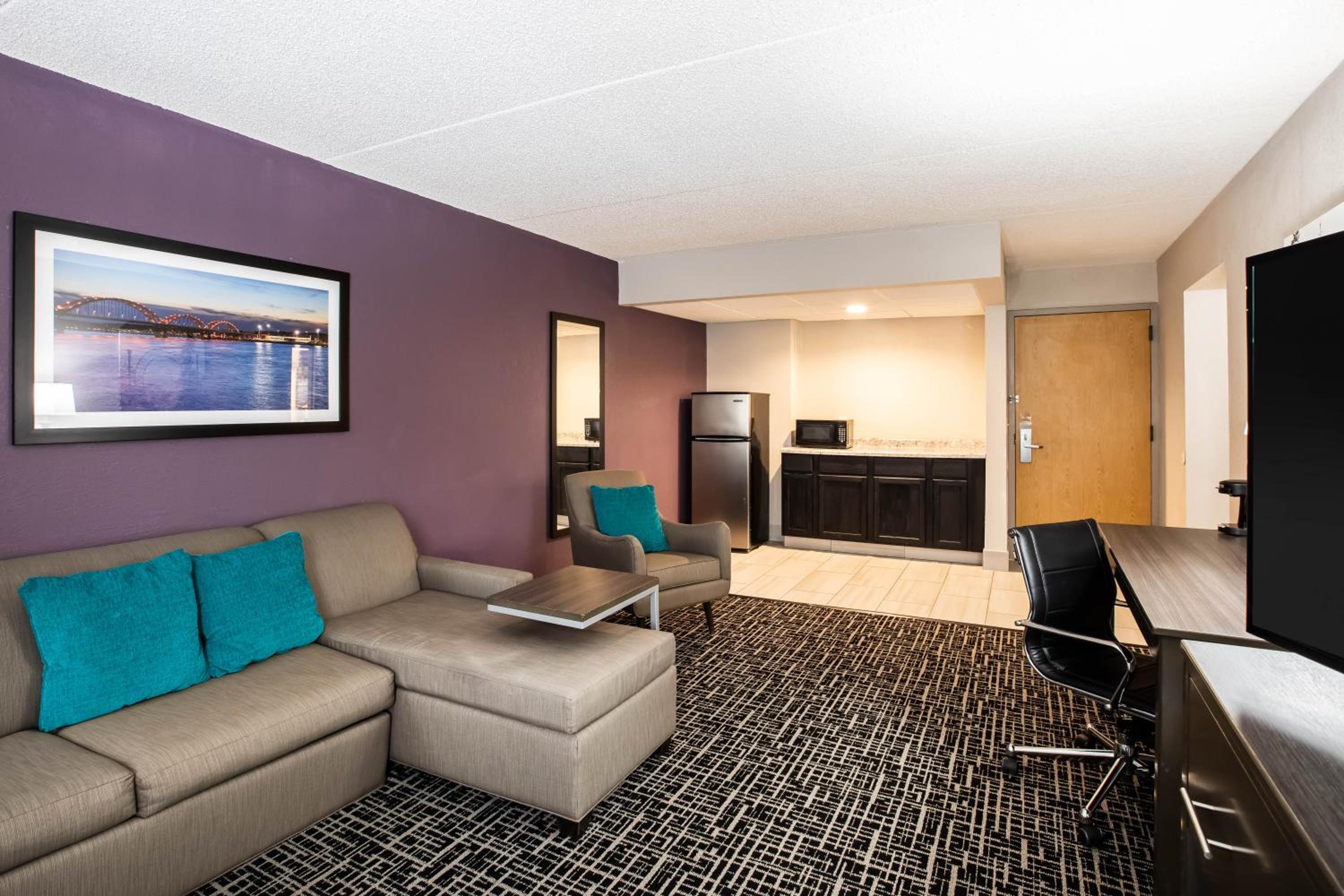 Deluxe Queen Suite - Photo 7