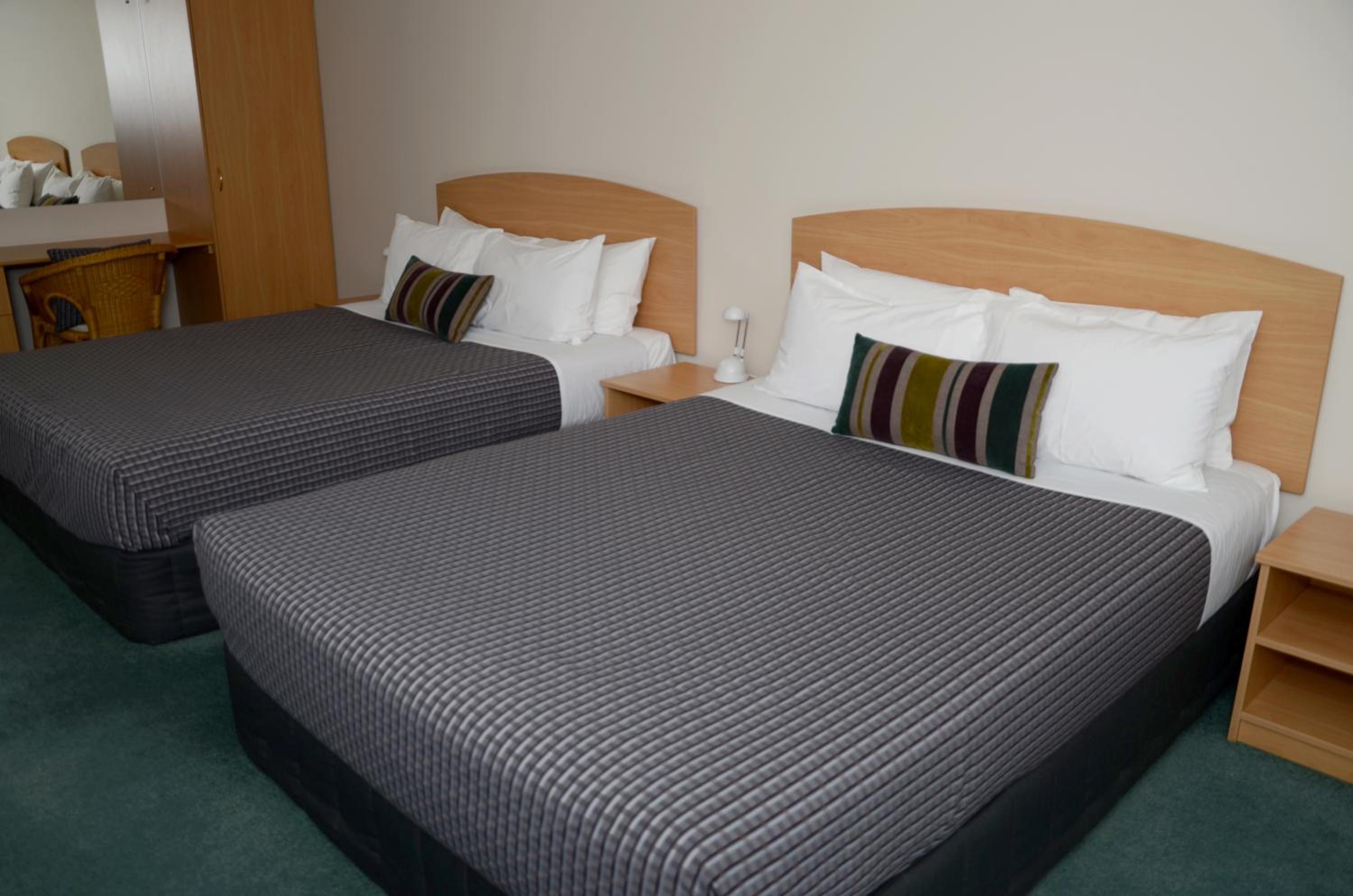 Deluxe Twin Studio with Spa Bath - Photo 7