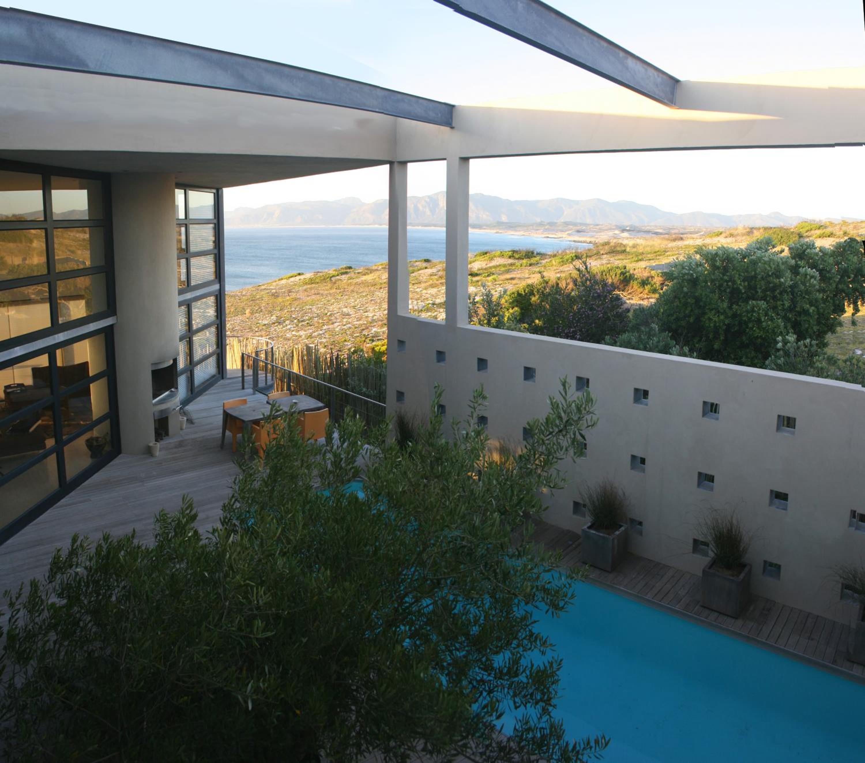 Three-Bedroom Villa photo 2