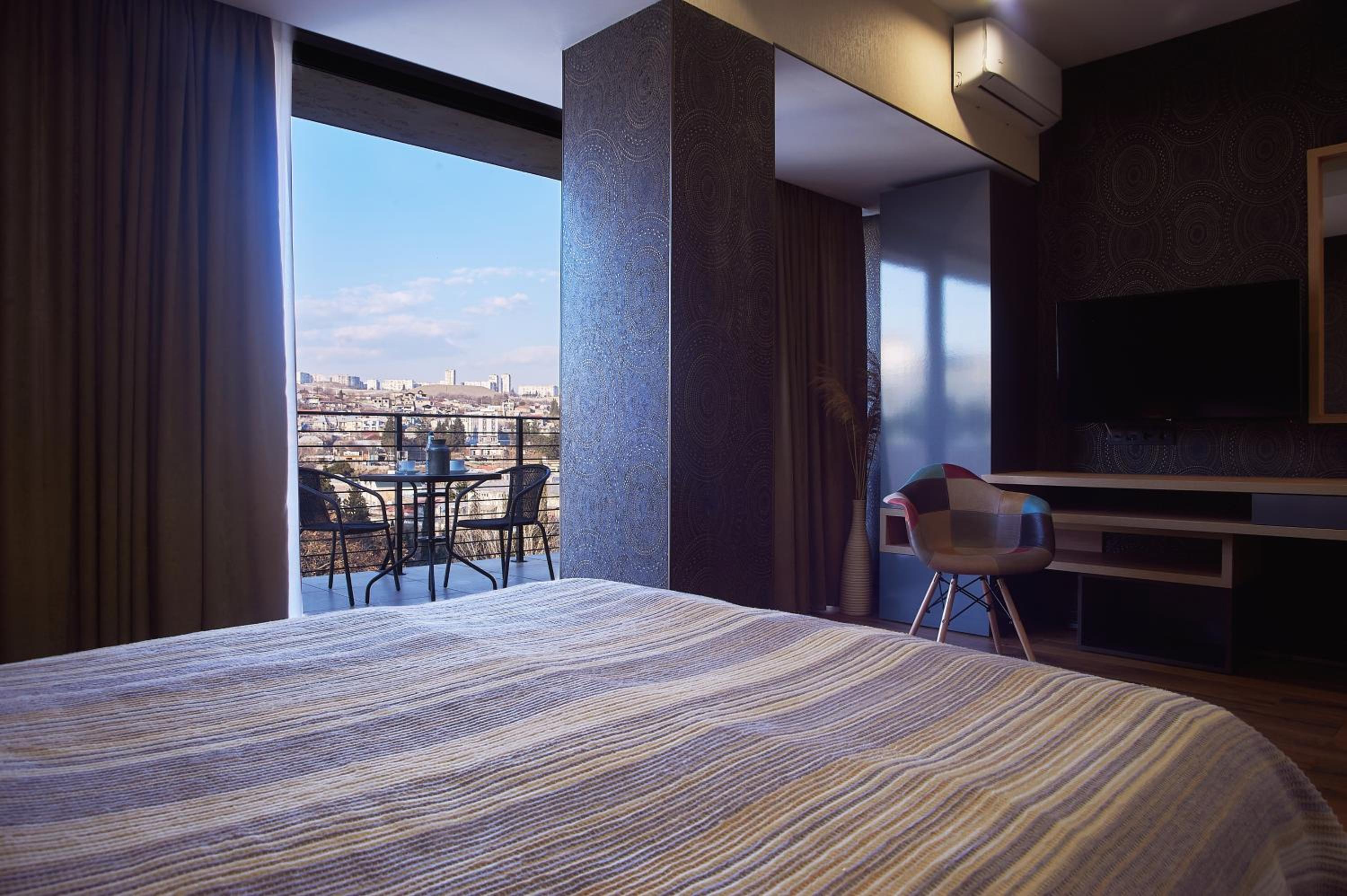 Queen Room with Garden View
