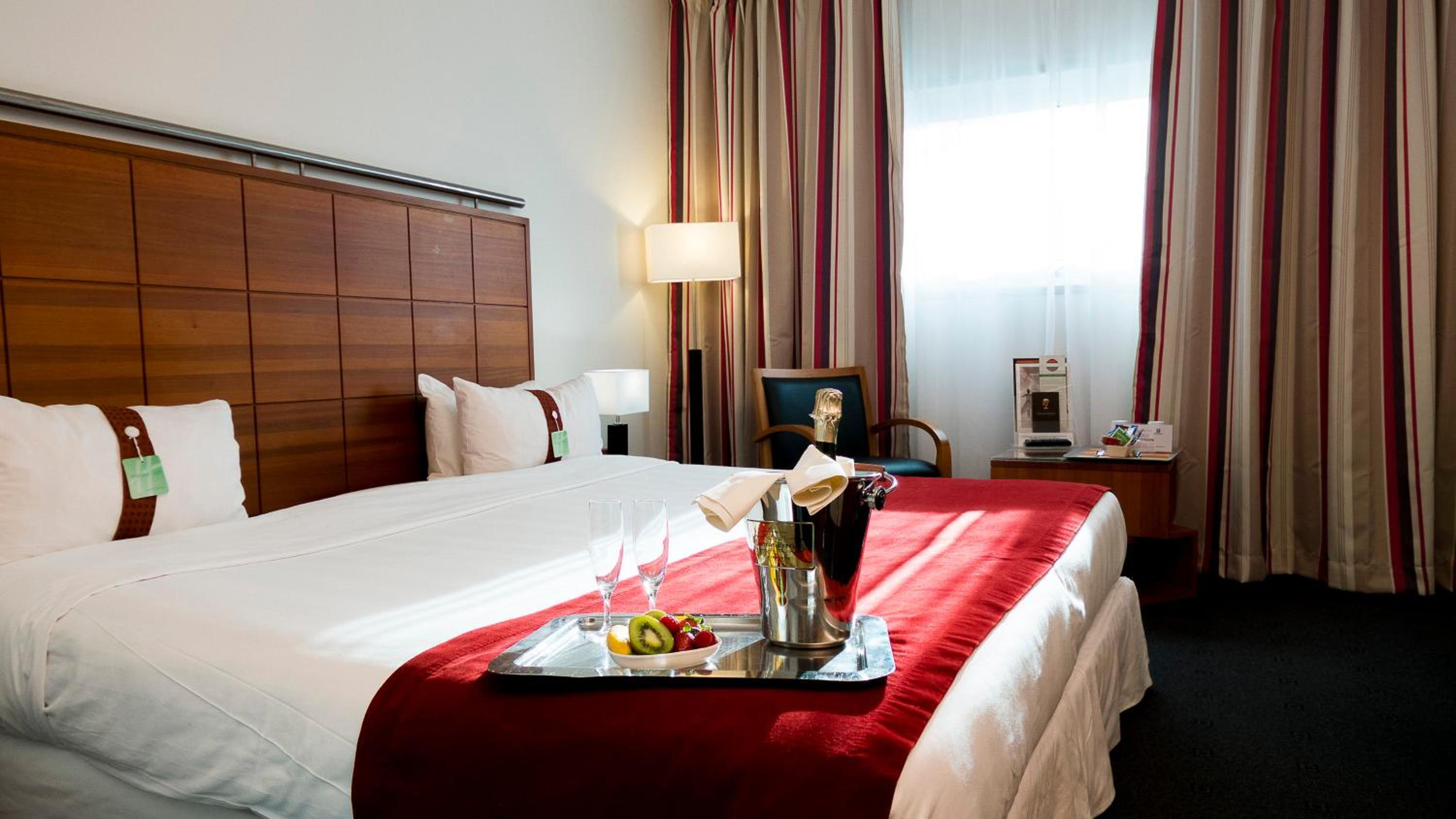 Standard King Room - Photo 10