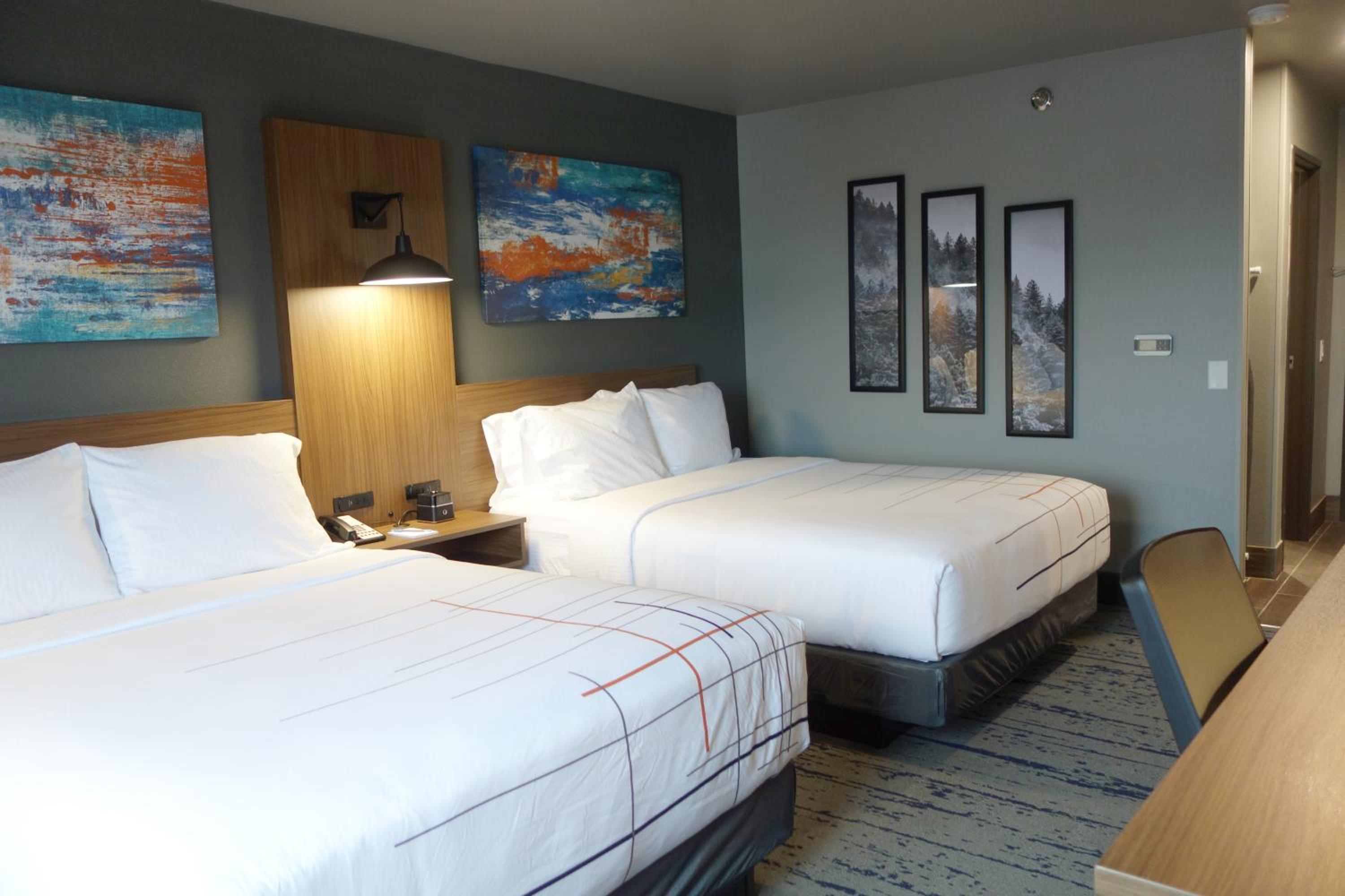 Queen Room with Two Queen Beds - Non-Smoking - Photo 1