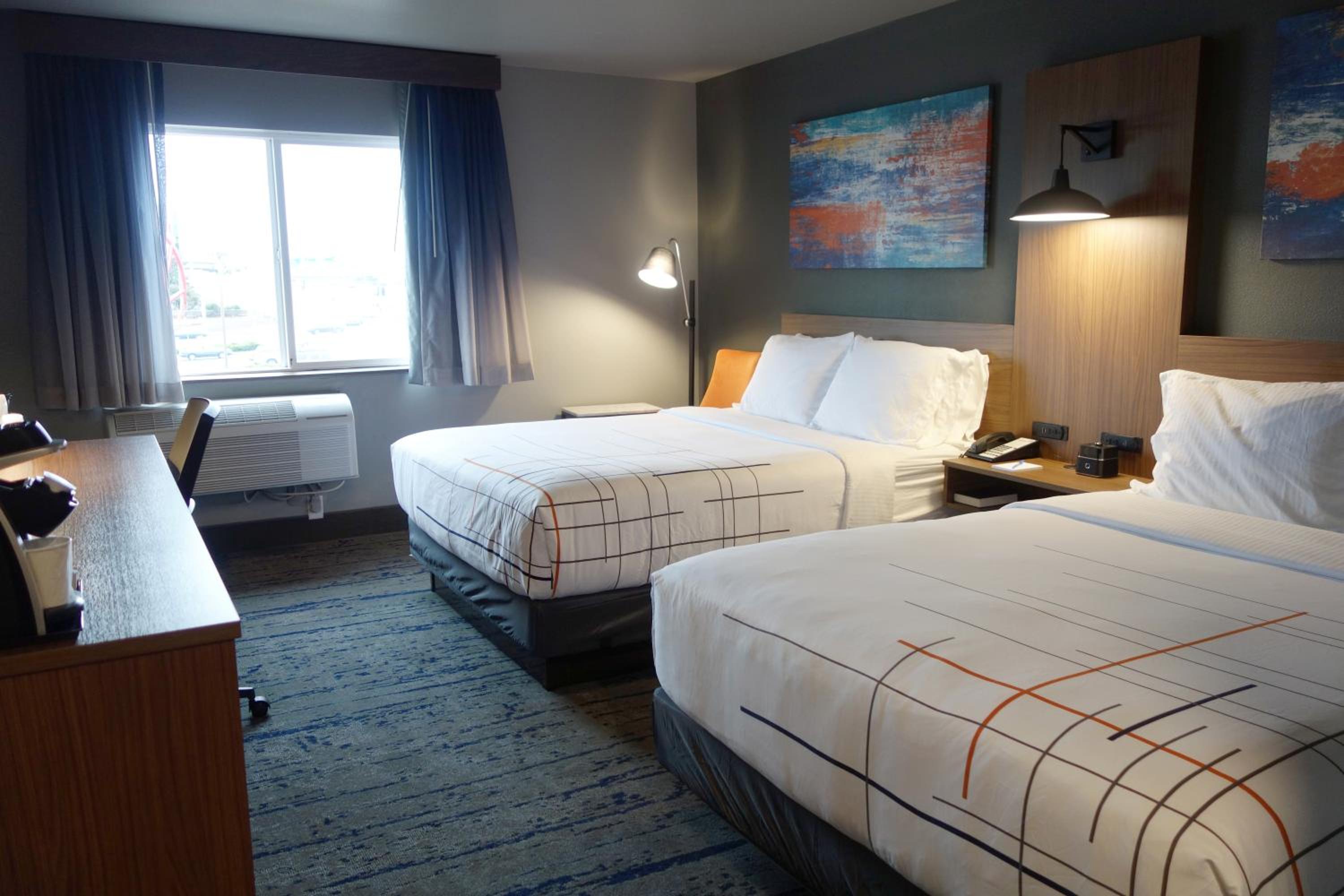 Queen Room with Two Queen Beds - Non-Smoking - Photo 2