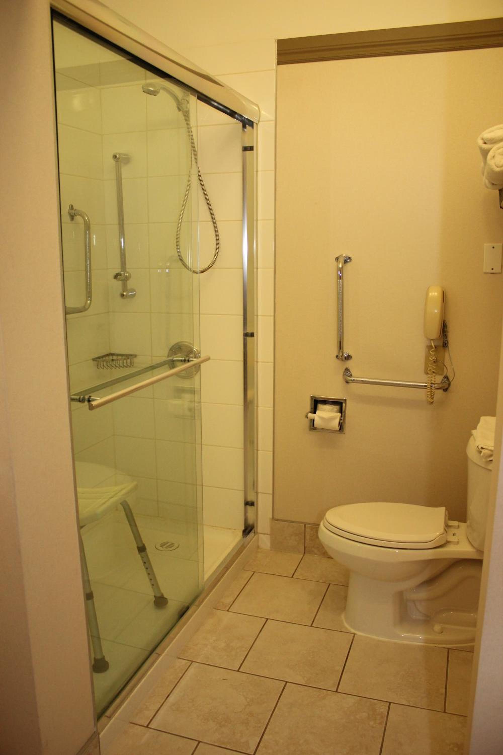 Queen Room with Two Queen Beds - Mobility Access/Non-Smoking - Photo 2