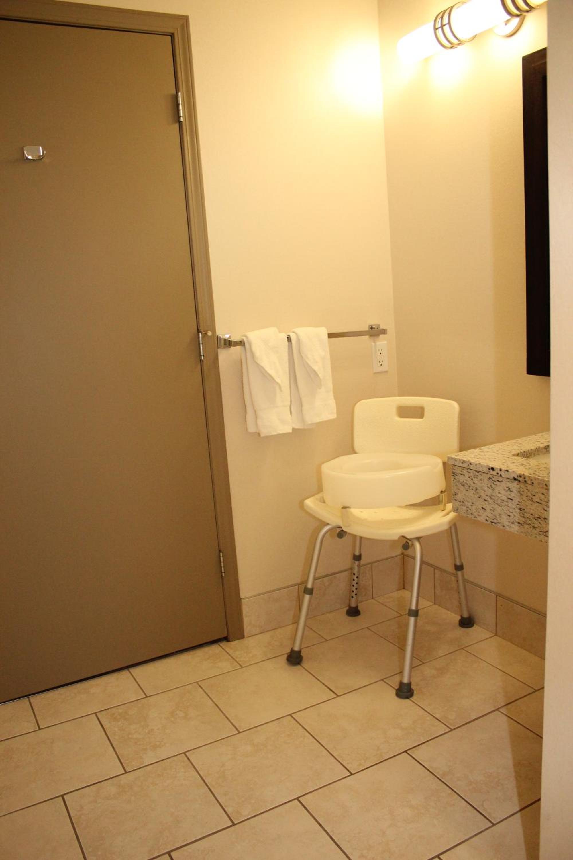 Queen Room with Two Queen Beds - Mobility Access/Non-Smoking - Photo 7