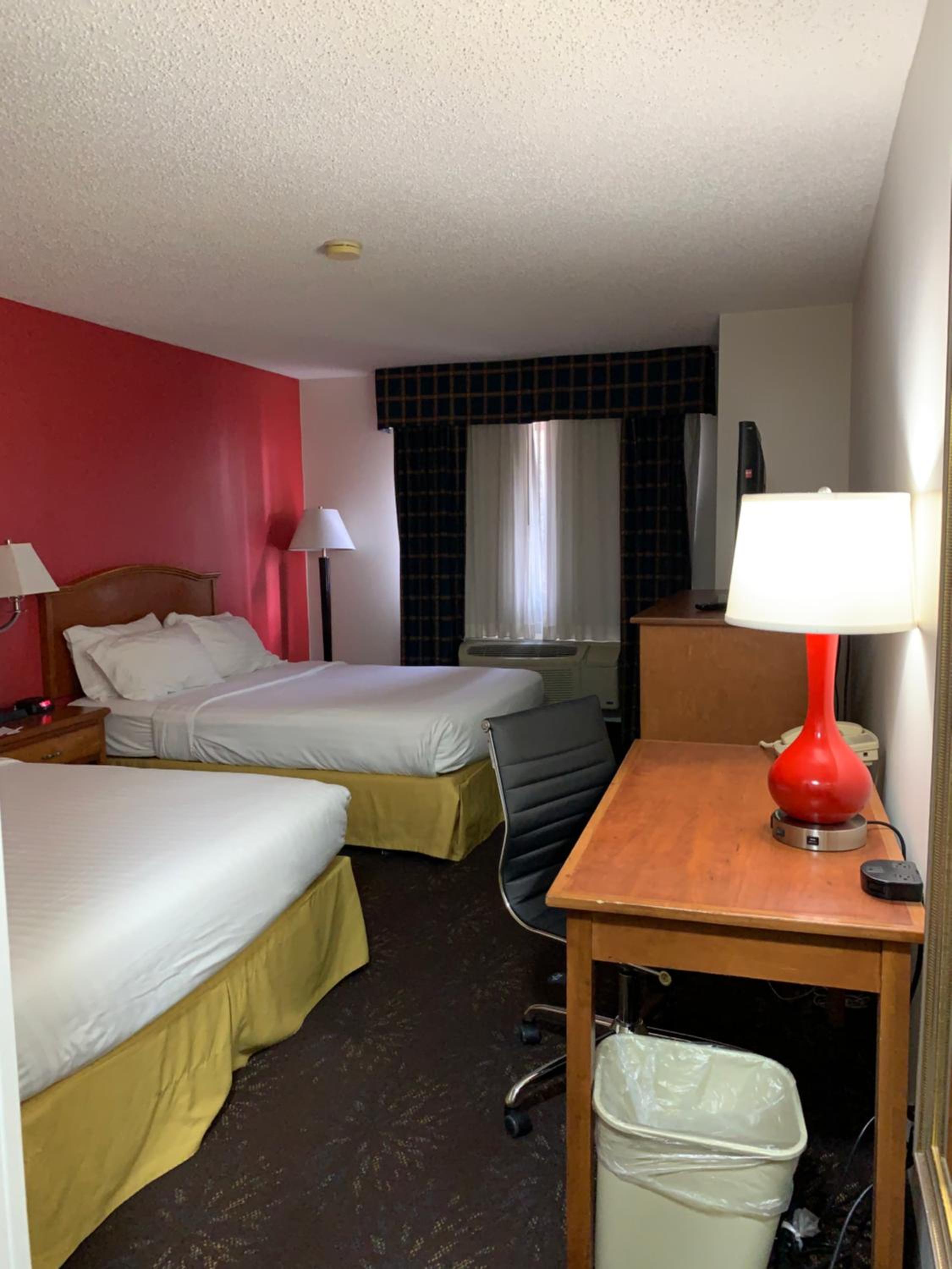 Queen Room with Two Queen Beds - Non-Smoking - Photo 6