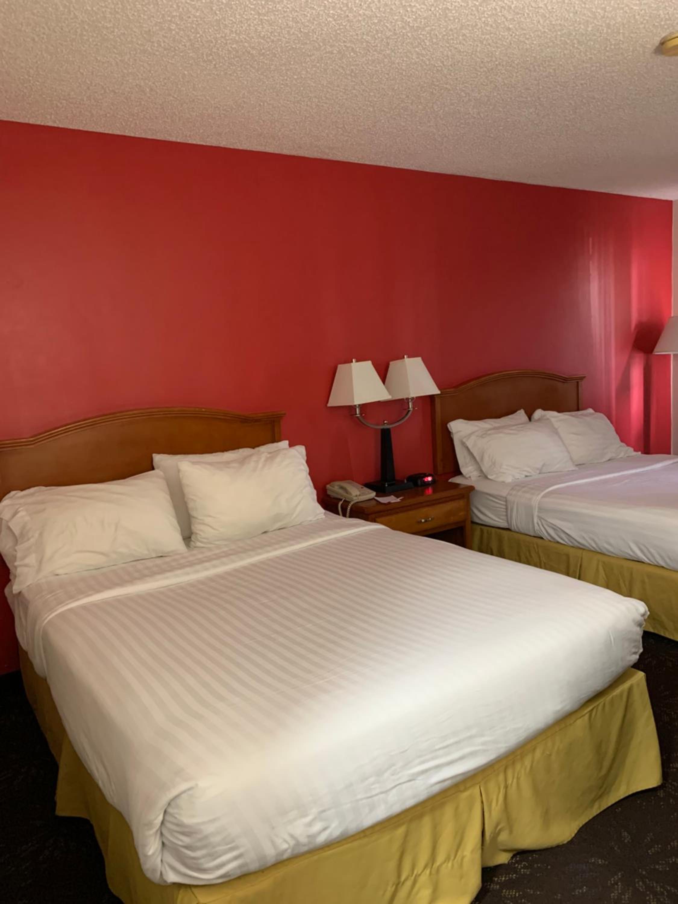 Queen Room with Two Queen Beds - Non-Smoking - Photo 2