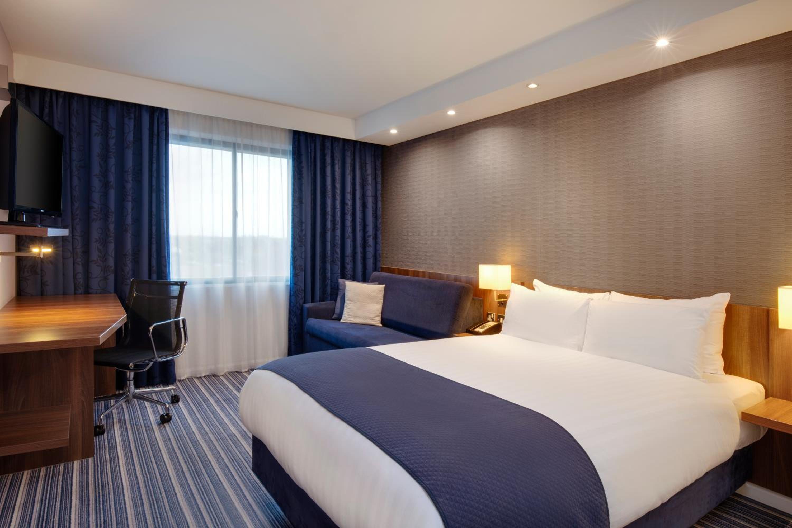 Standard Double Room with Sofa Bed and Free Hot Breakfast - Photo 9