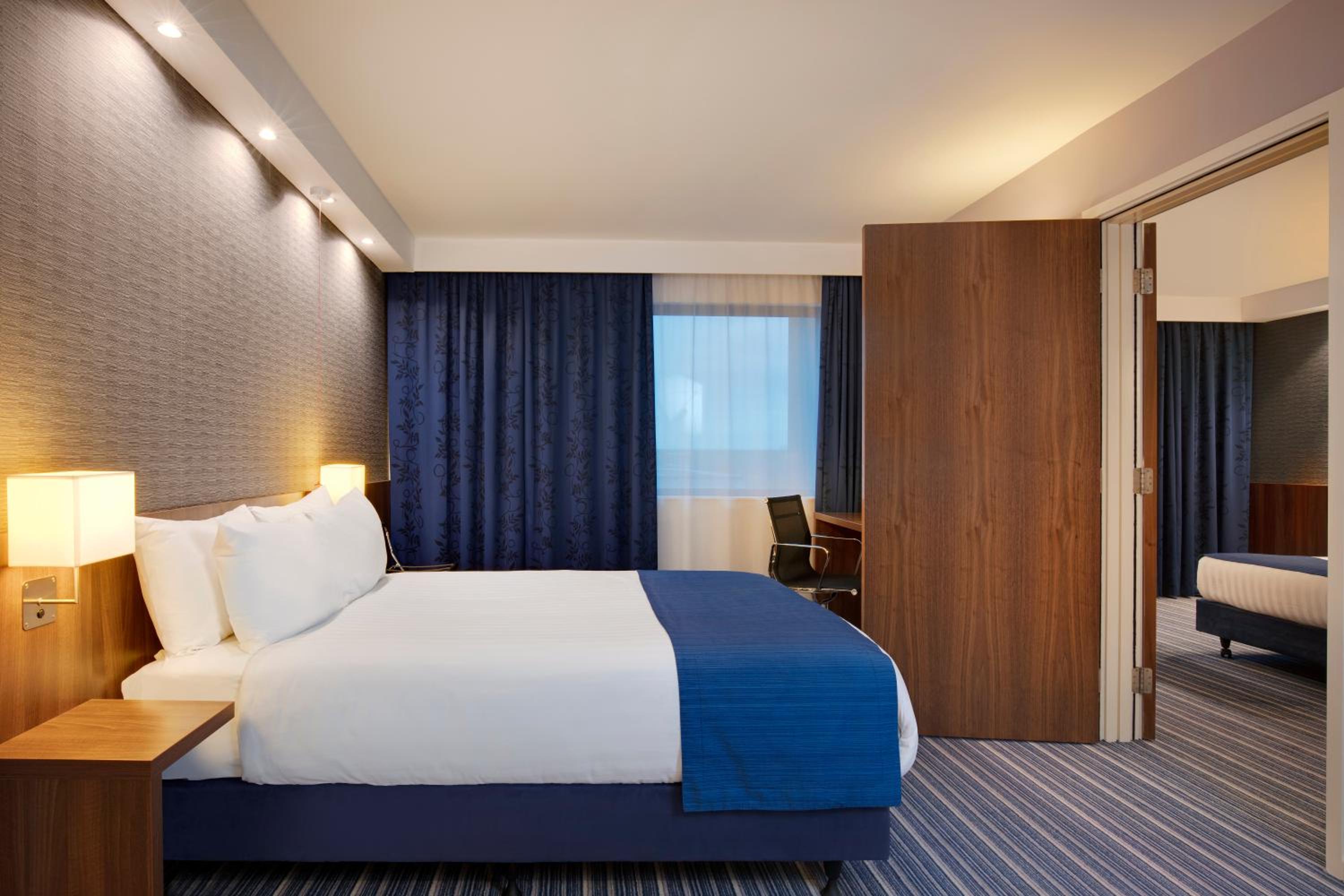 Standard Double Room with Free Hot Breakfast - Photo 3