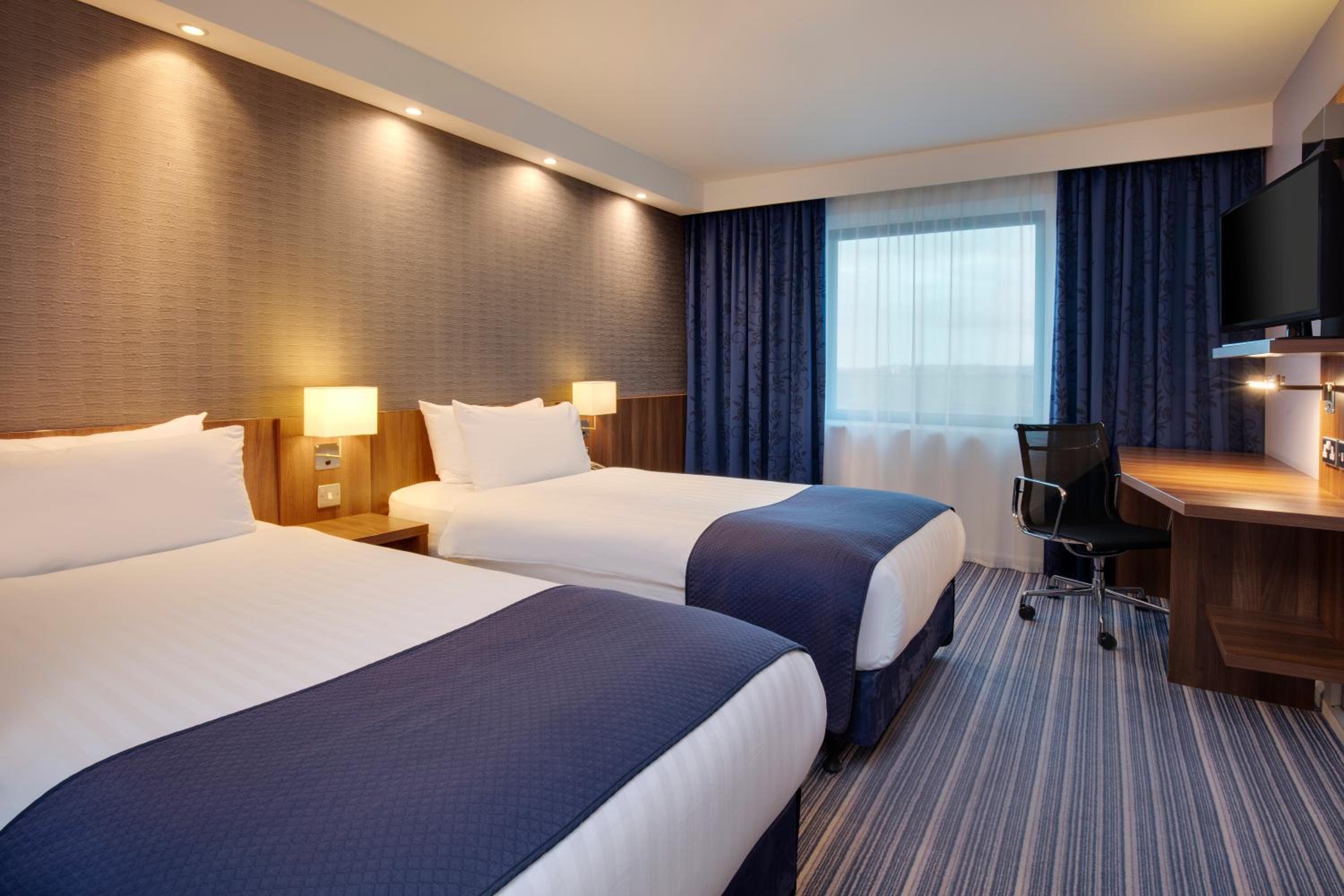Standard Twin Room with Free Hot Breakfast - Photo 1