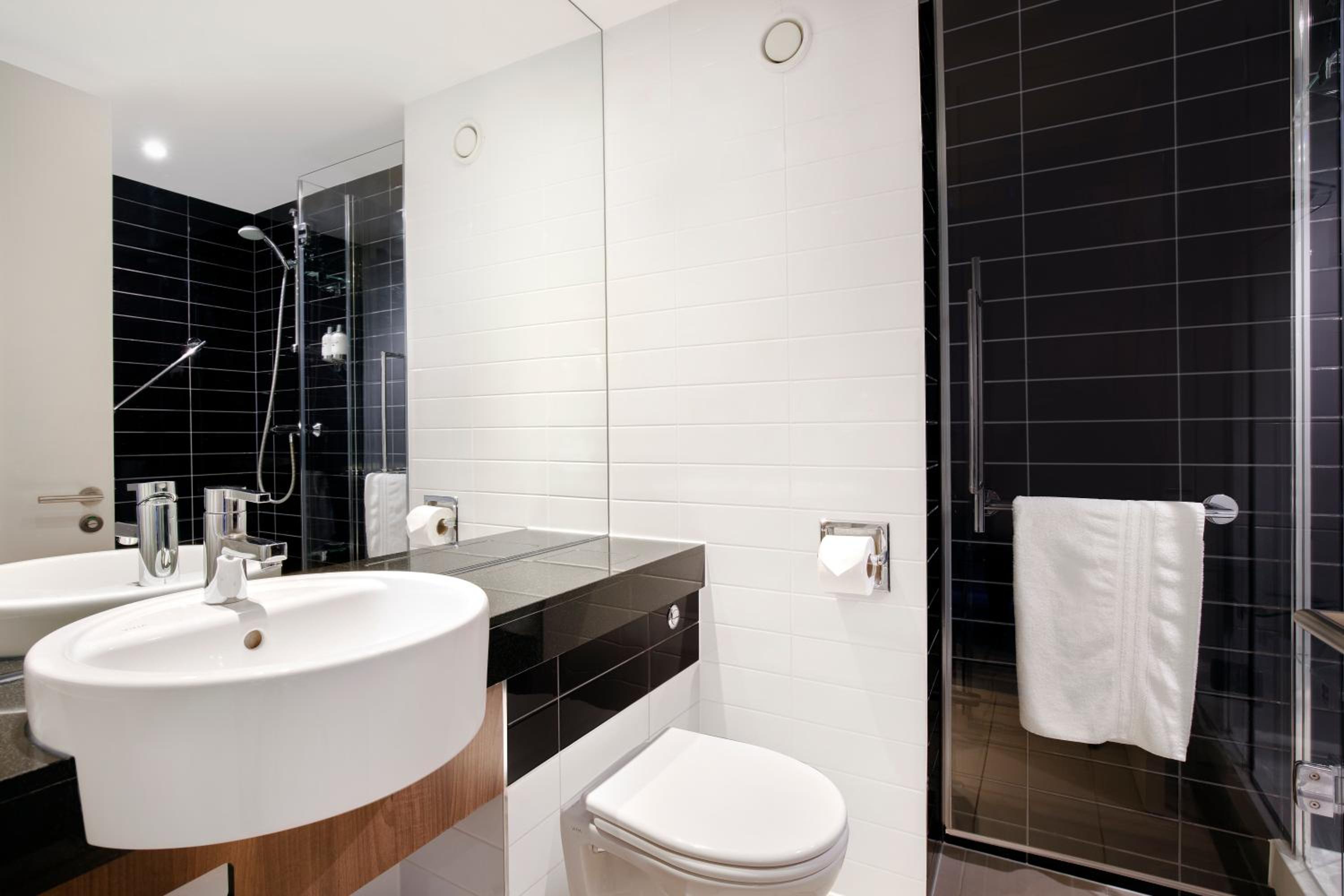 Standard Room with Free Hot Breakfast - Photo 2