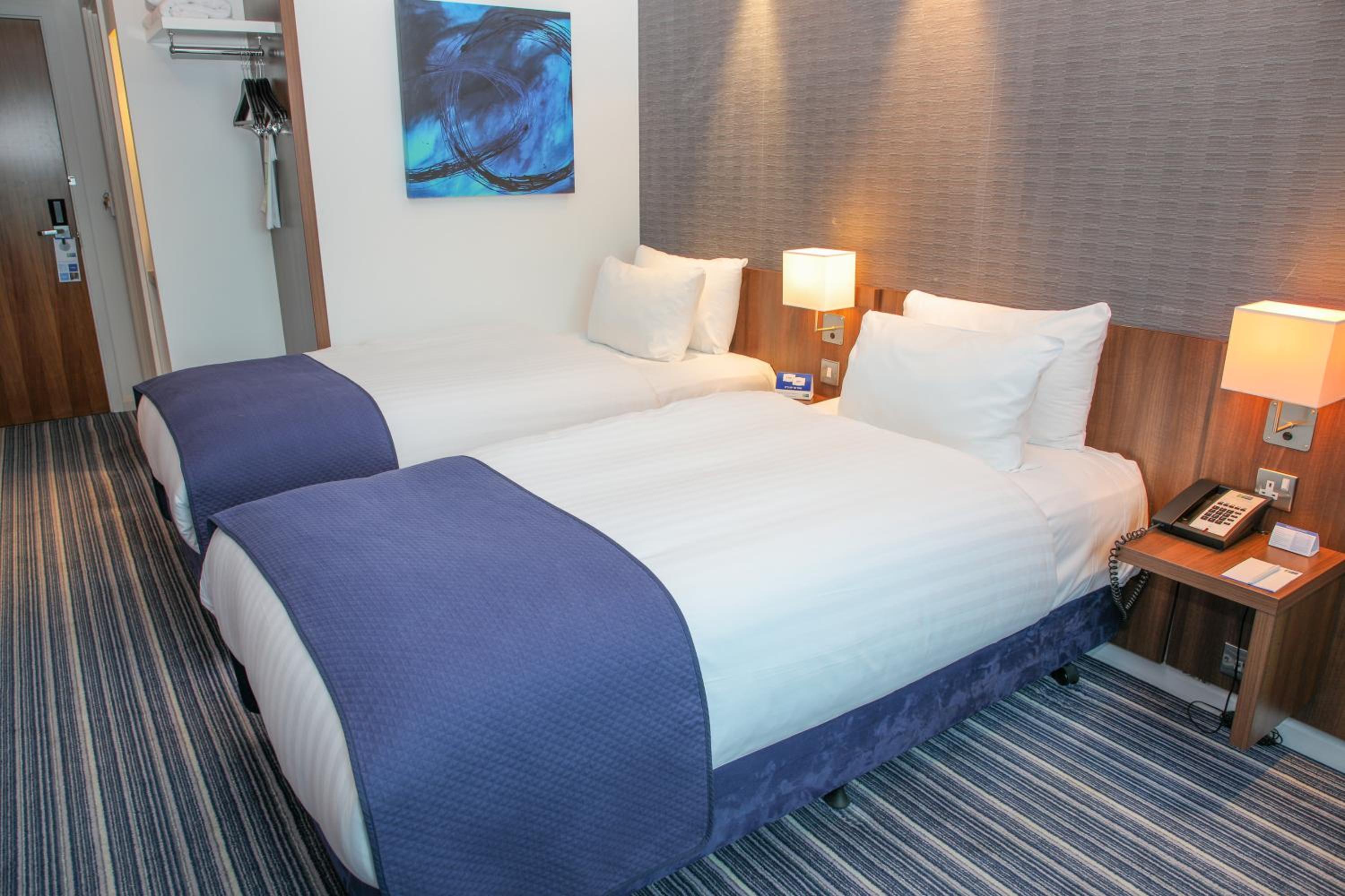 Standard Twin Room with Free Hot Breakfast - Photo 8