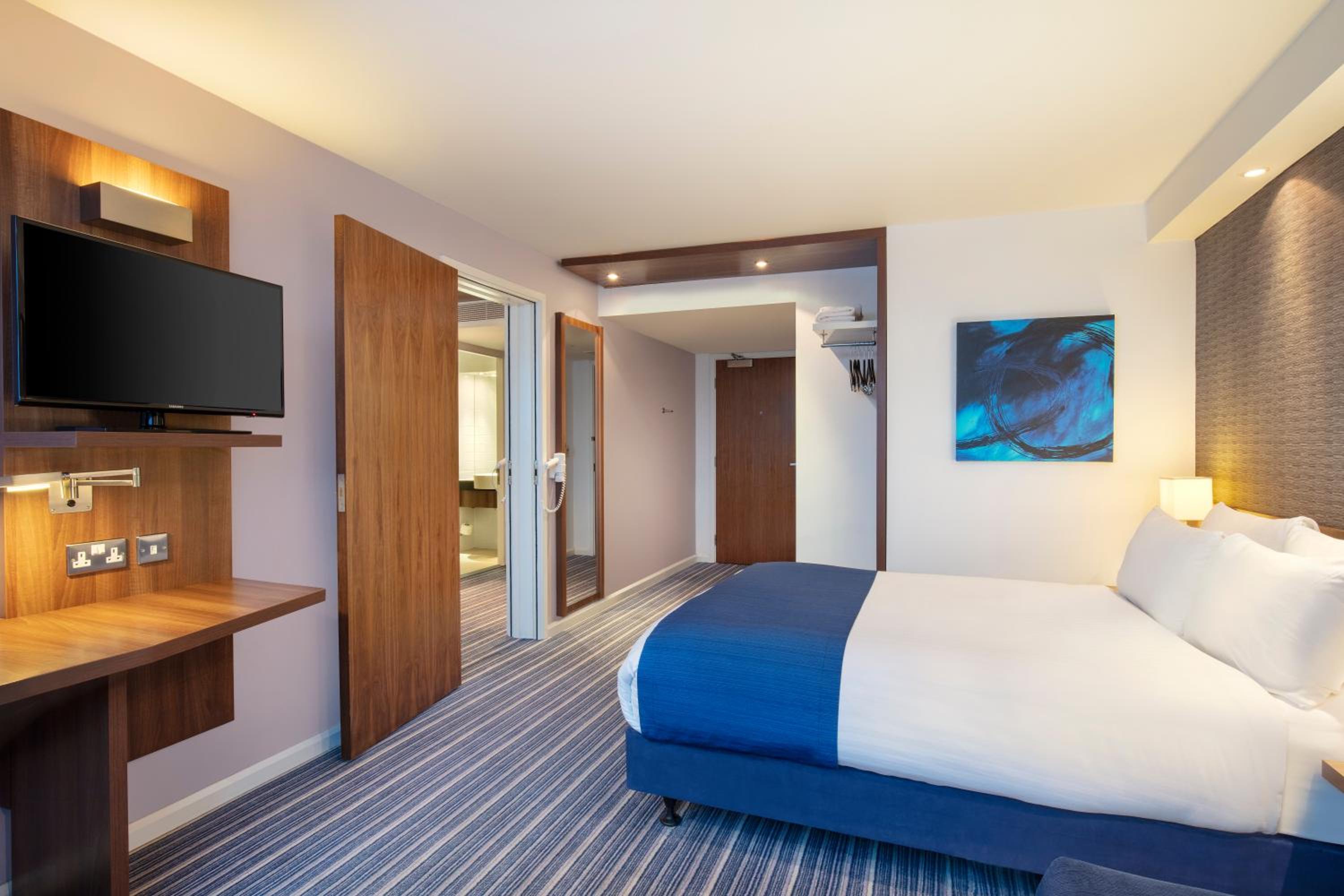 Standard Double Room with Sofa Bed and Free Hot Breakfast - Photo 1