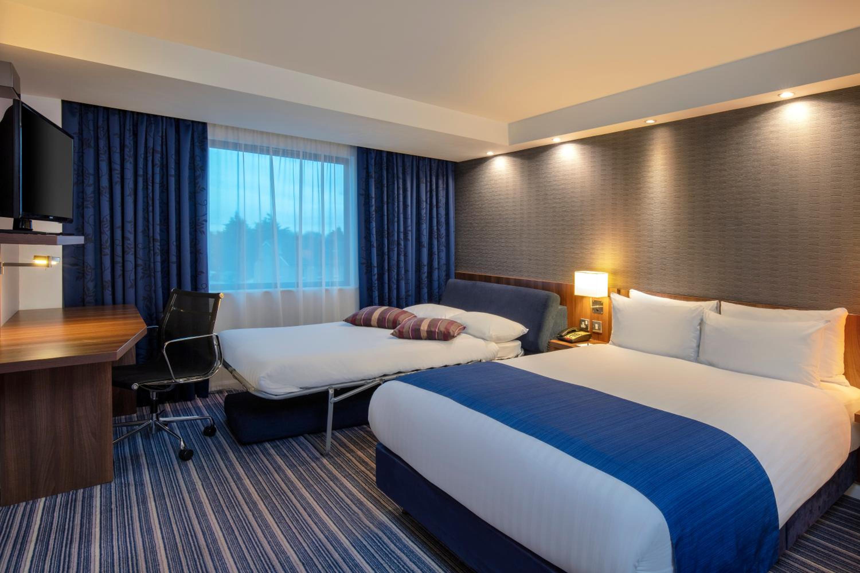 Standard Double Room with Sofa Bed and Free Hot Breakfast - Photo 8