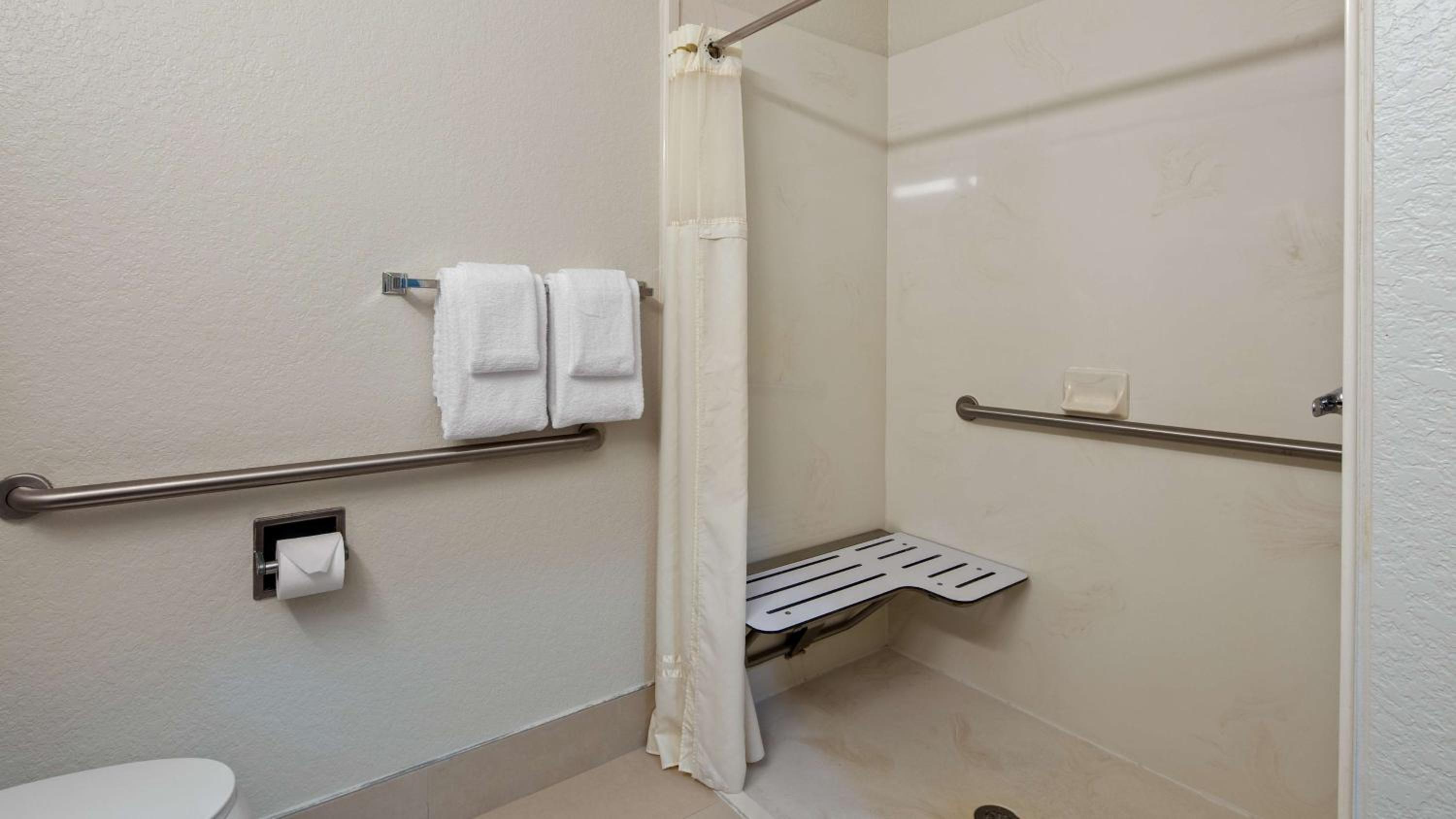 Queen Room with Two Queen Beds - Mobility Accessible/Non-Smoking photo 3