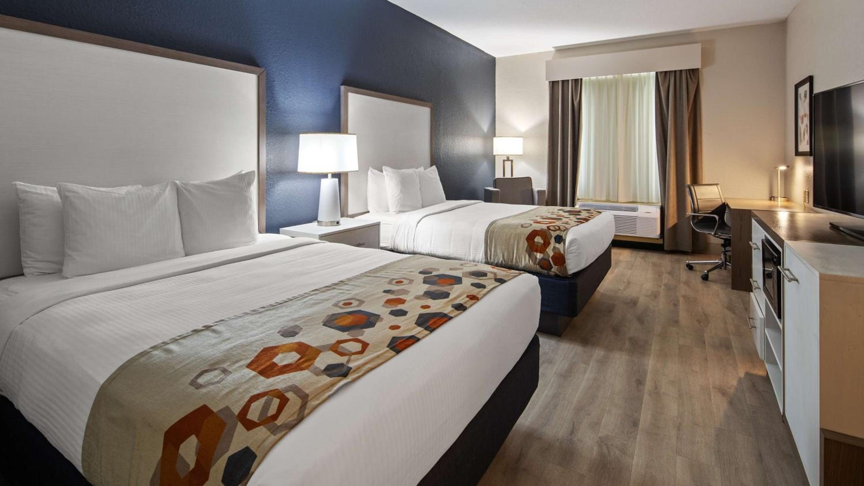 Queen Room with Two Queen Beds - Non-Smoking photo 1