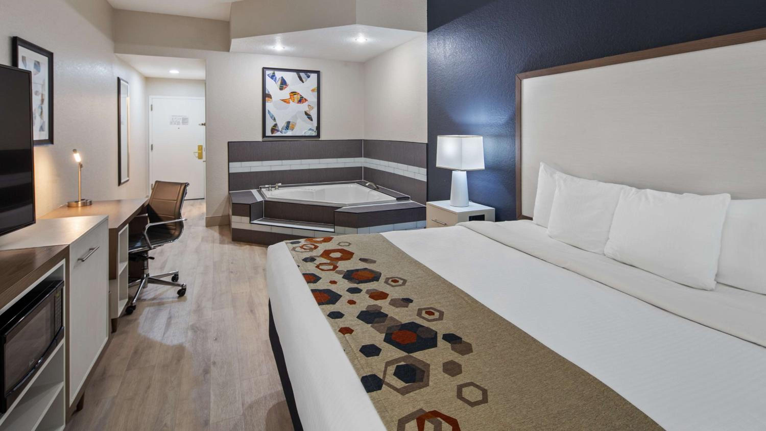 Jacuzzi King Suite - Non Smoking photo 2