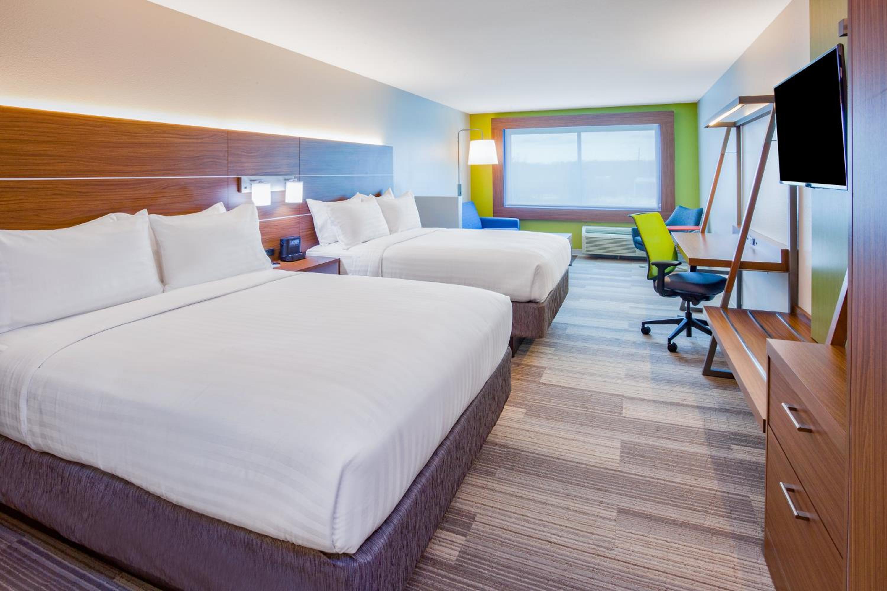 Queen Room with Two Queen Beds - Hearing Accessible/Non-Smoking photo 3