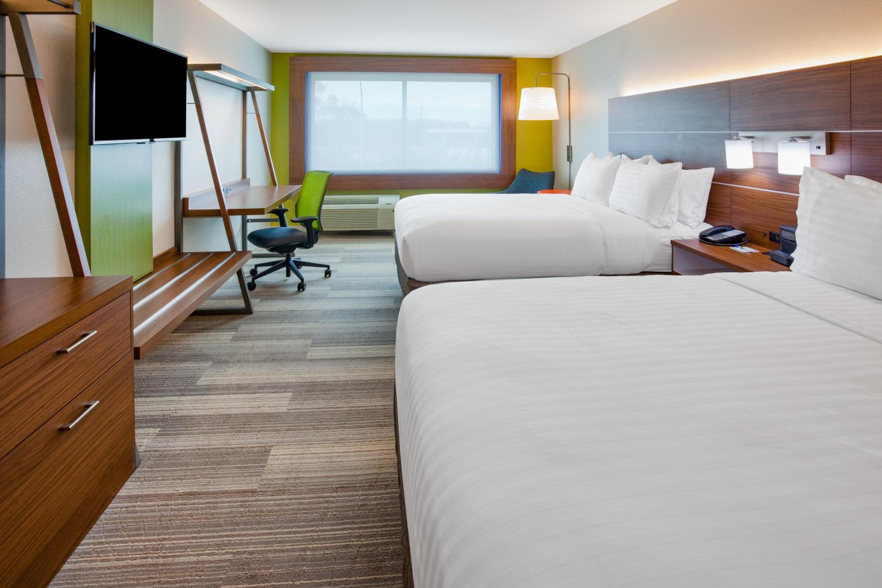Queen Room with Two Queen Beds - Hearing Accessible/Non-Smoking photo 1