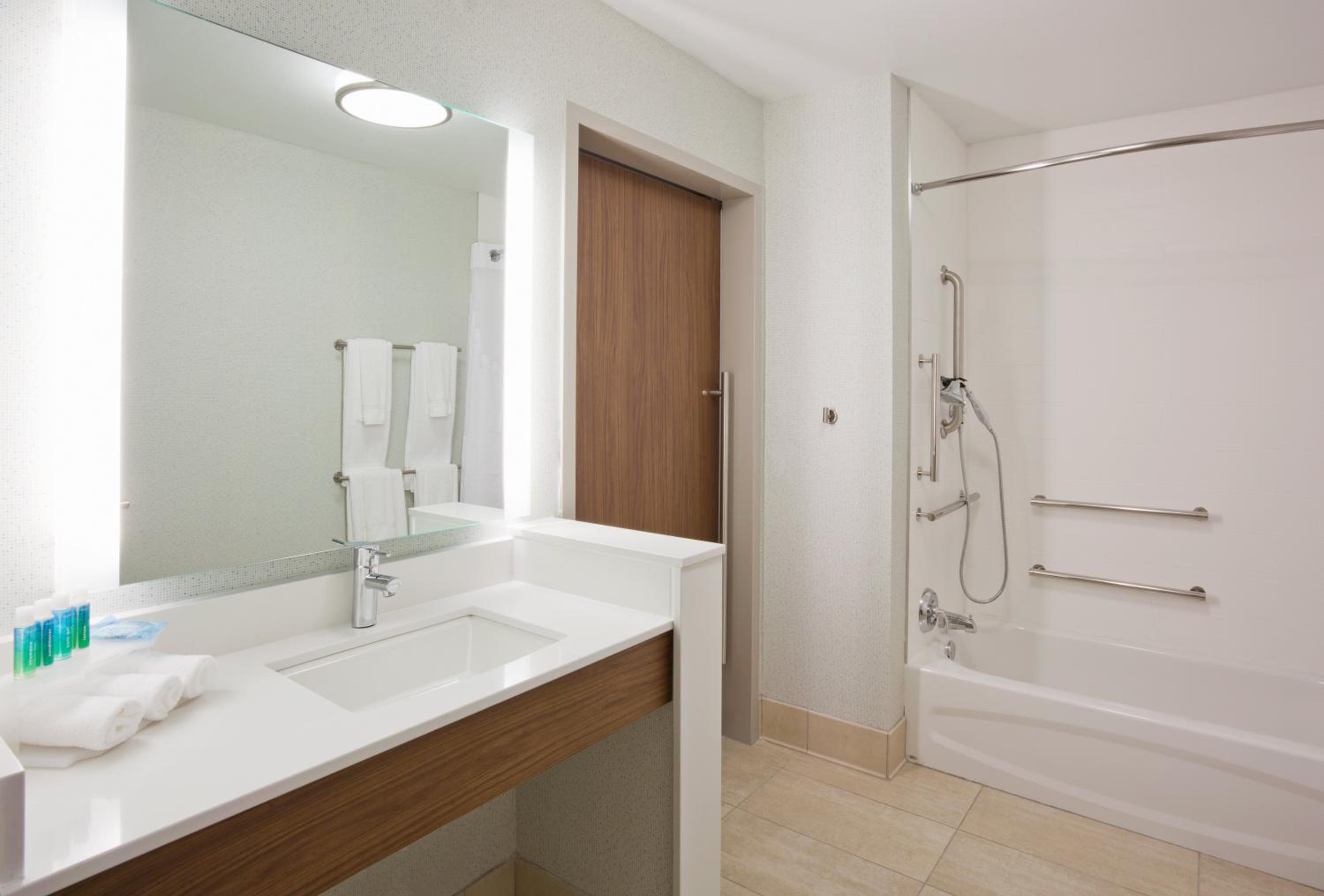 Standard Queen Room with Two Queen Beds and Mobility Accessible Tub photo 2
