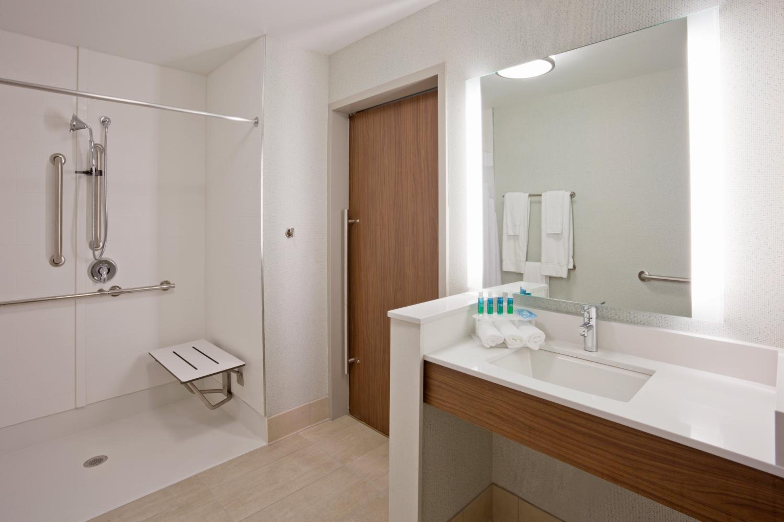 King Room - Hearing Accessible - Roll-in Shower photo 3