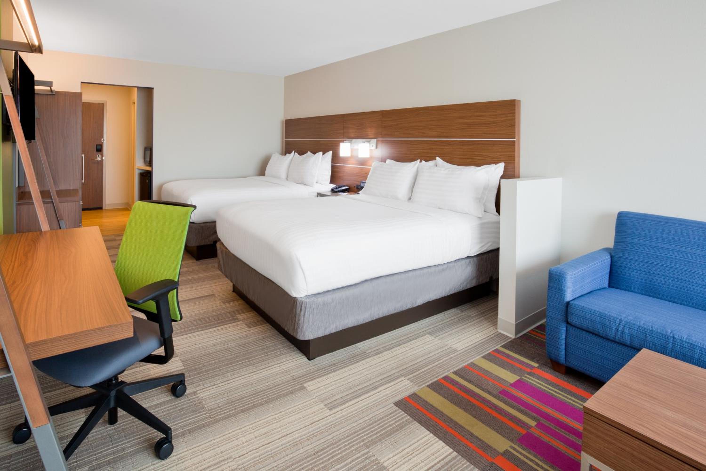 Queen Suite with Two Queen Beds photo 1