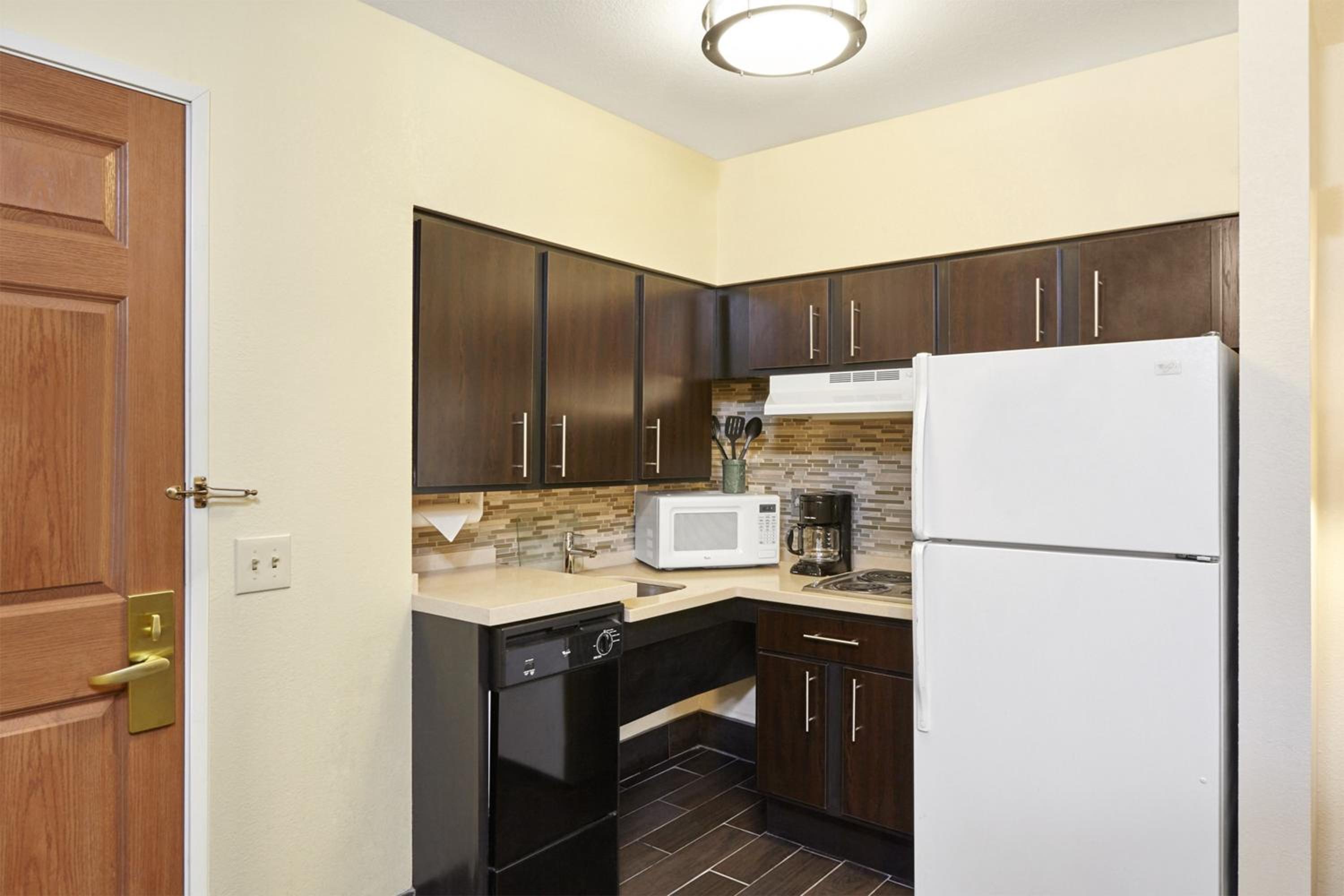 One-Bedroom Queen Suite -Non-Smoking - Photo 3