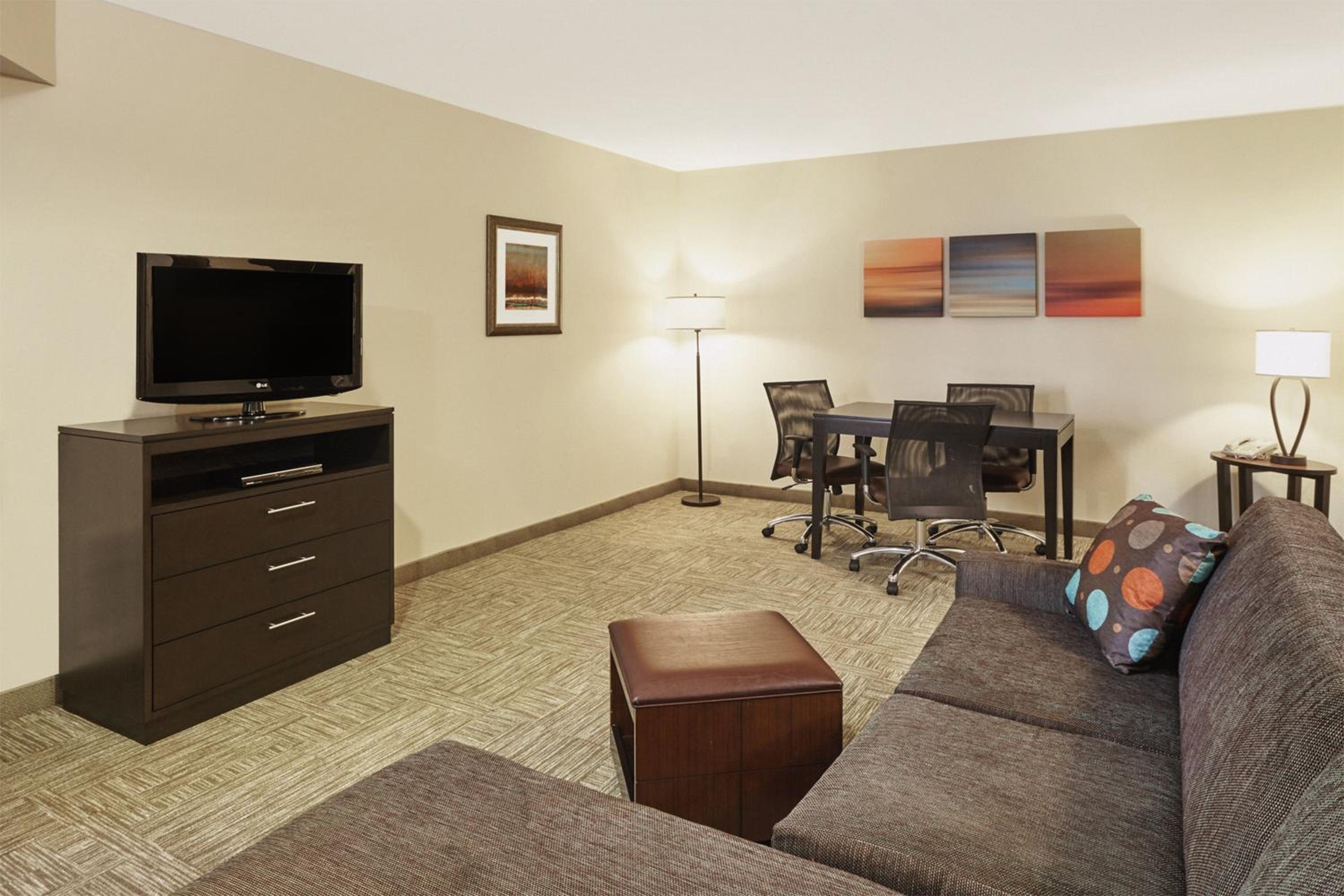 One-Bedroom Queen Suite -Non-Smoking - Photo 1