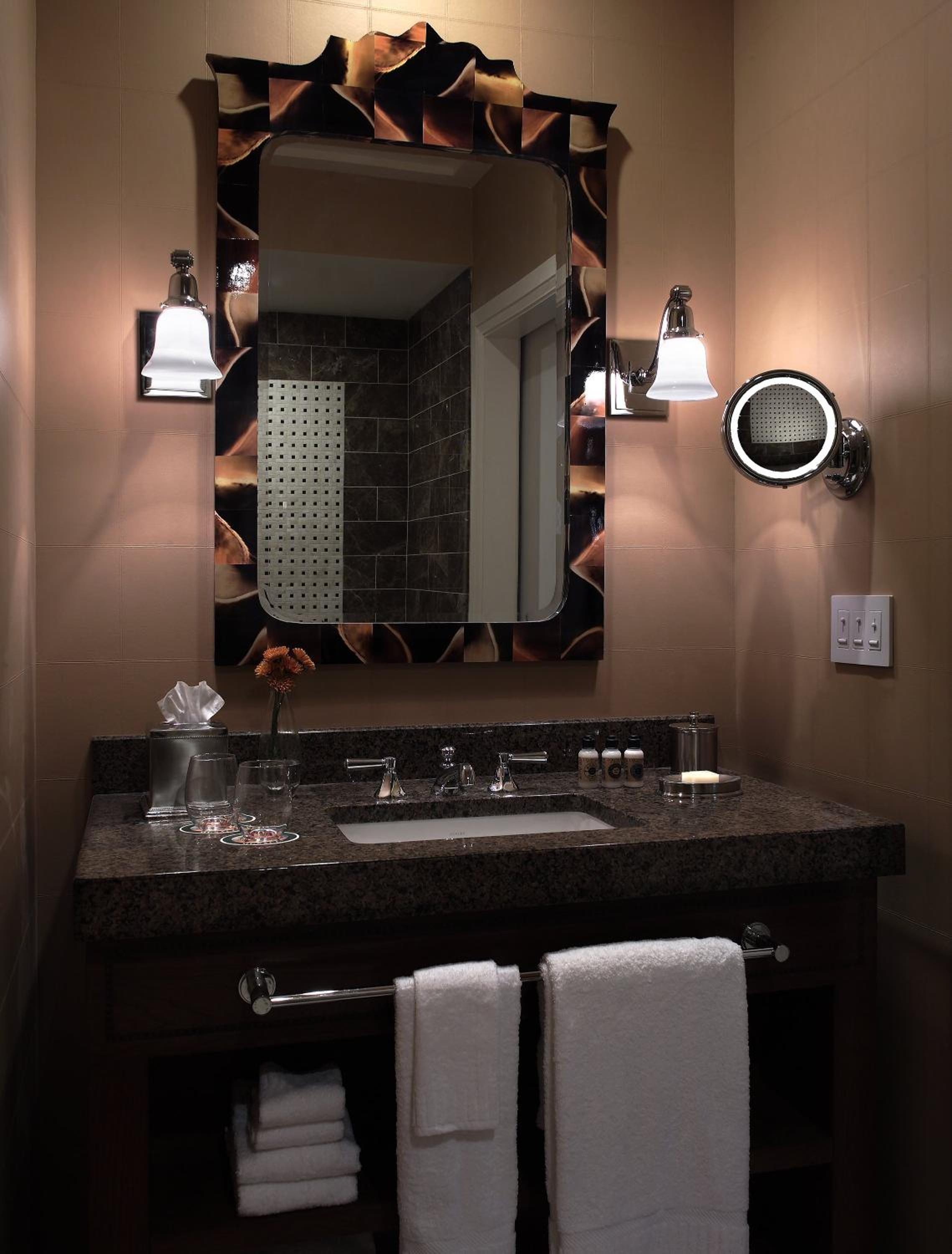 King Room with Accessible Tub - Mobility Access - Photo 2